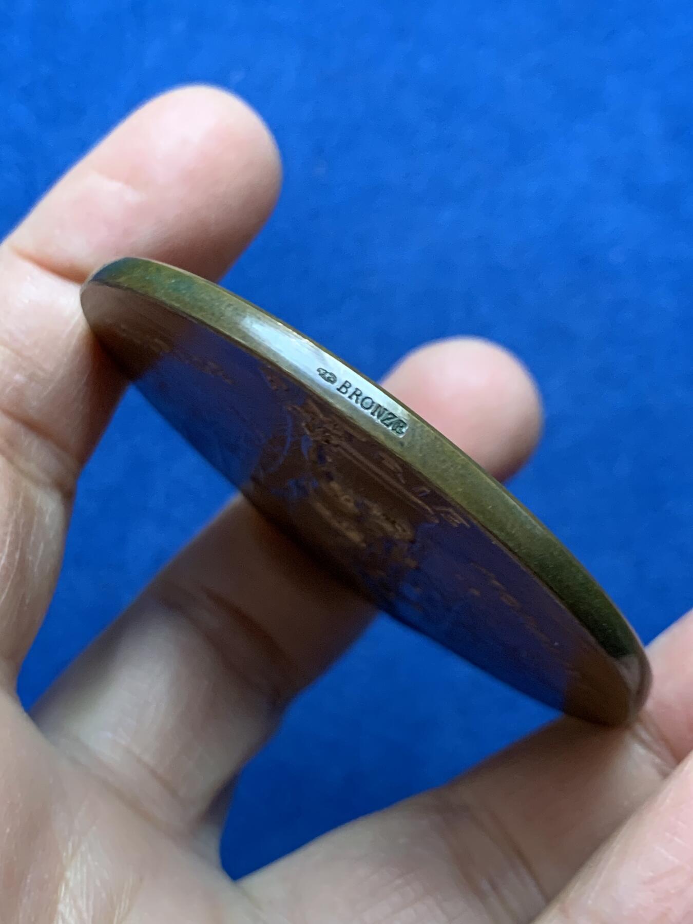 《竞宝斋》第456场 周日，周一，周二   3场连拍 （全场包邮）欢迎送拍 法国1890年贝桑松体操协会纪念铜章 直径58.5mm  重约82.7克  原生包浆丰饶角标 带原盒 字迹对应