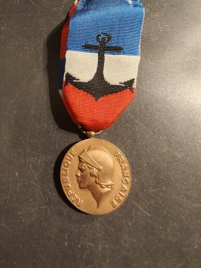 老王徽章第176期 - 法国铜级国防部海军版劳工奖章     1989年实发