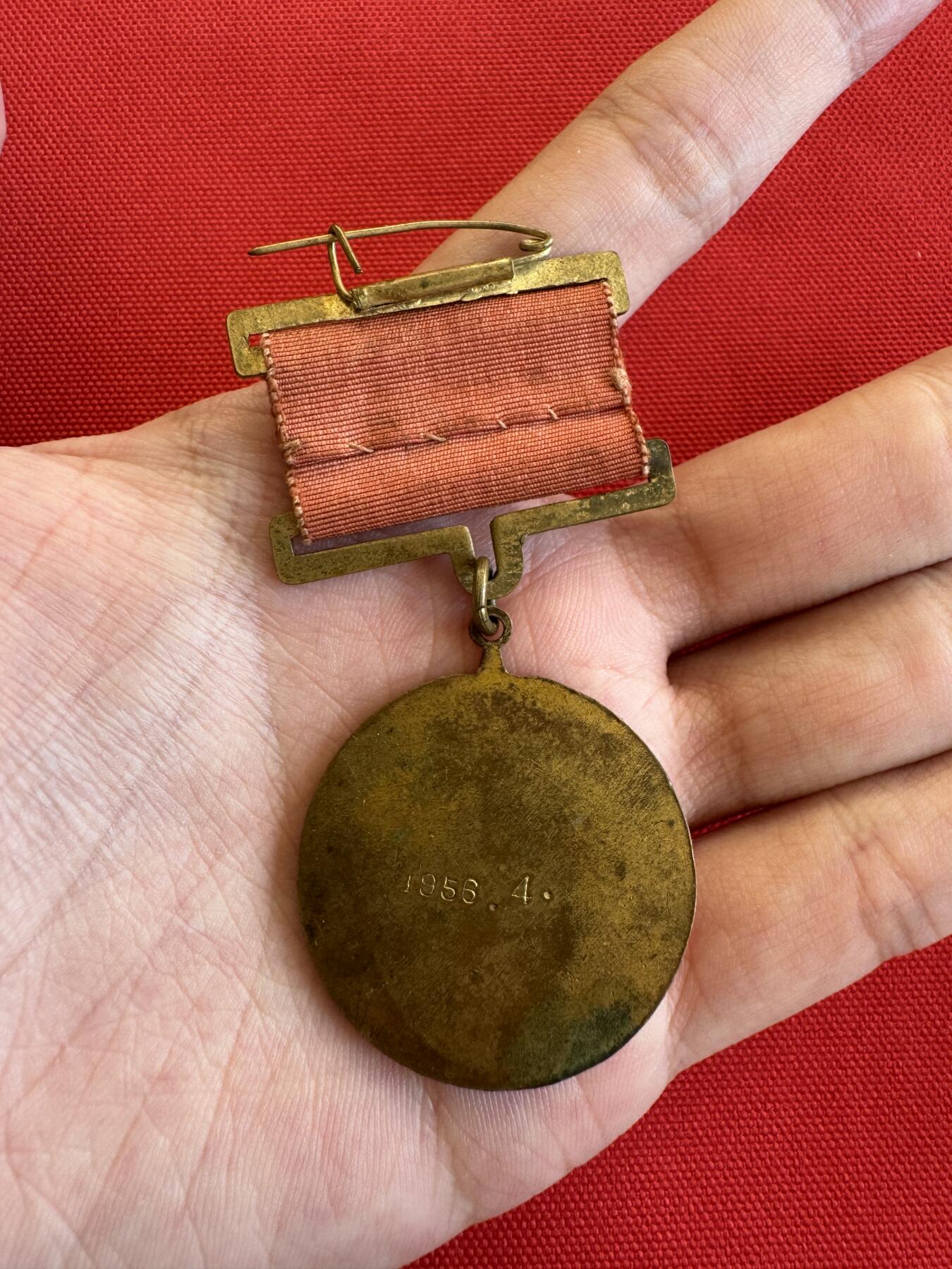 五哥徽章群   14号周三晚上八点4群联拍 铜章