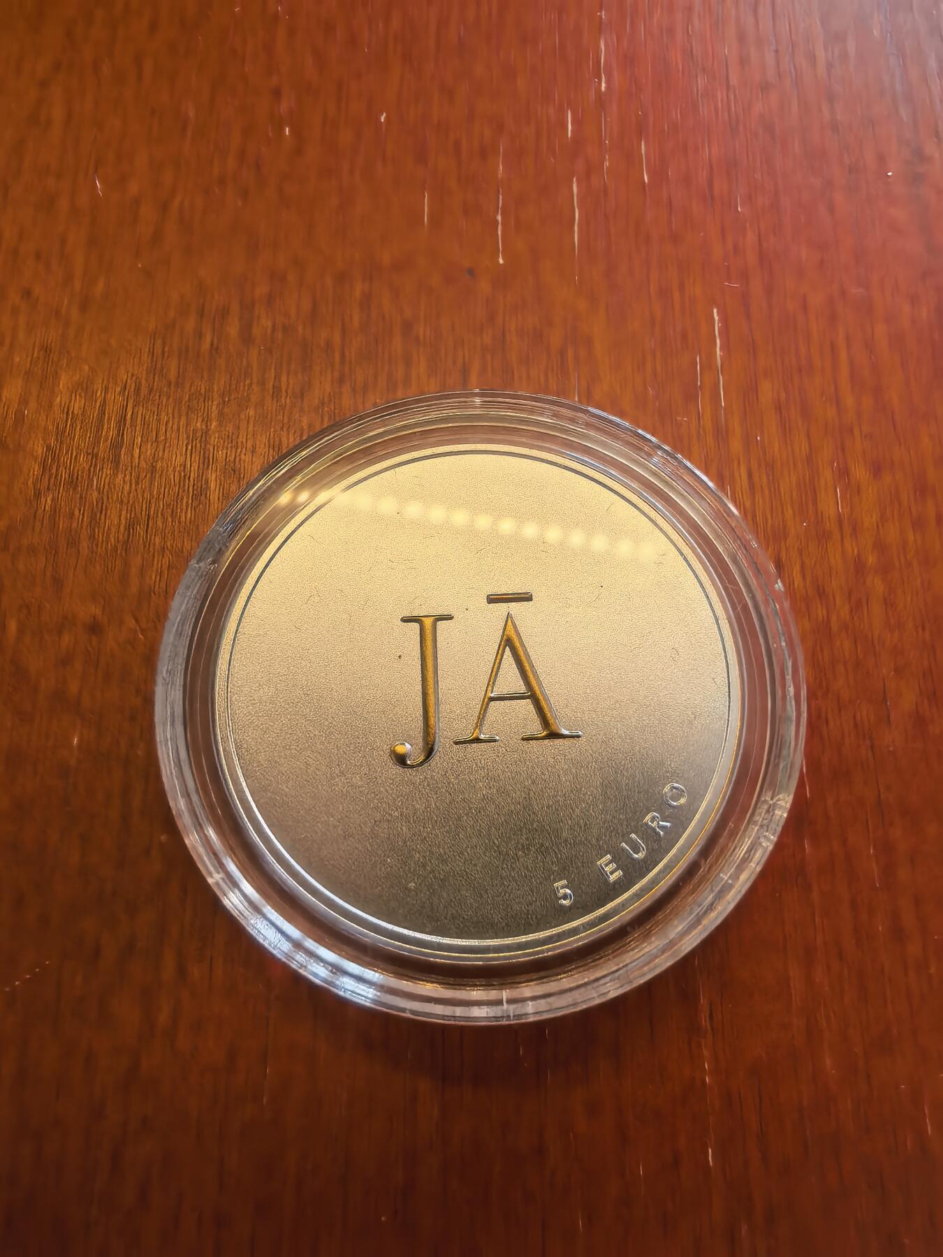 长老汇蛇年精选第九十三场拍卖 2021拉脱维亚“yes”5欧元镀金精制银币，盒证全，3000枚，带说明纸