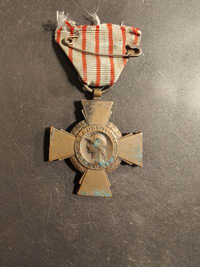 老王徽章第176期 - 法国战斗十字奖章