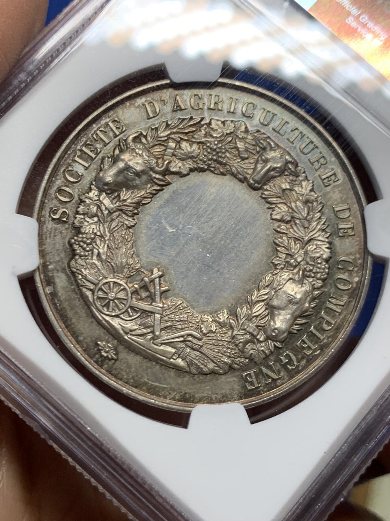 《竞宝斋》第456场 周日，周一，周二   3场连拍 （全场包邮）欢迎送拍 NGC MS63 法国贡比涅农业协会大银章，39mm大规格。清凉女神与三个捧花小天使，经典的图案。背面花环设计，繁复精美。老五彩，状态上佳