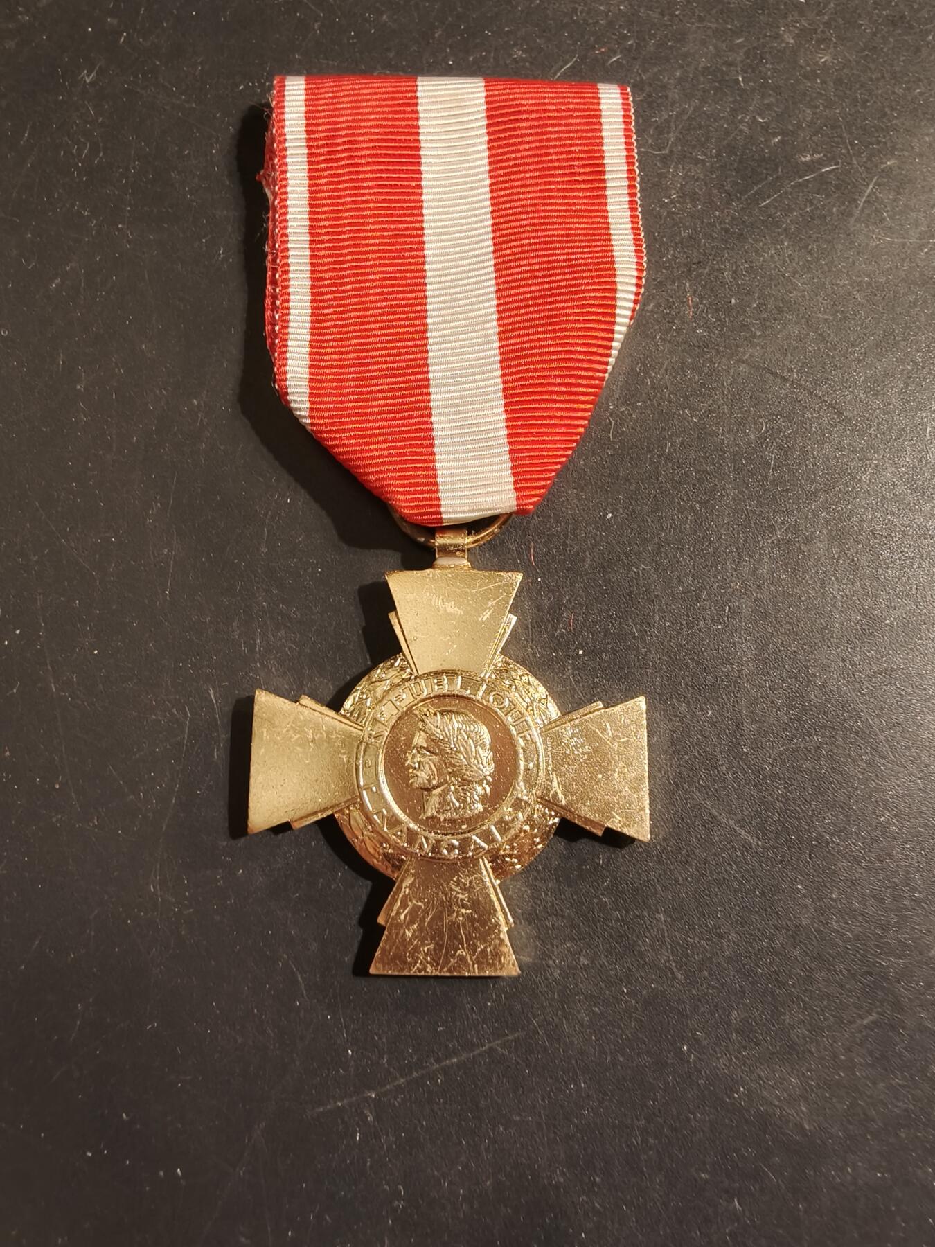 老王徽章第176期 法国战斗十字奖章  海外行动版