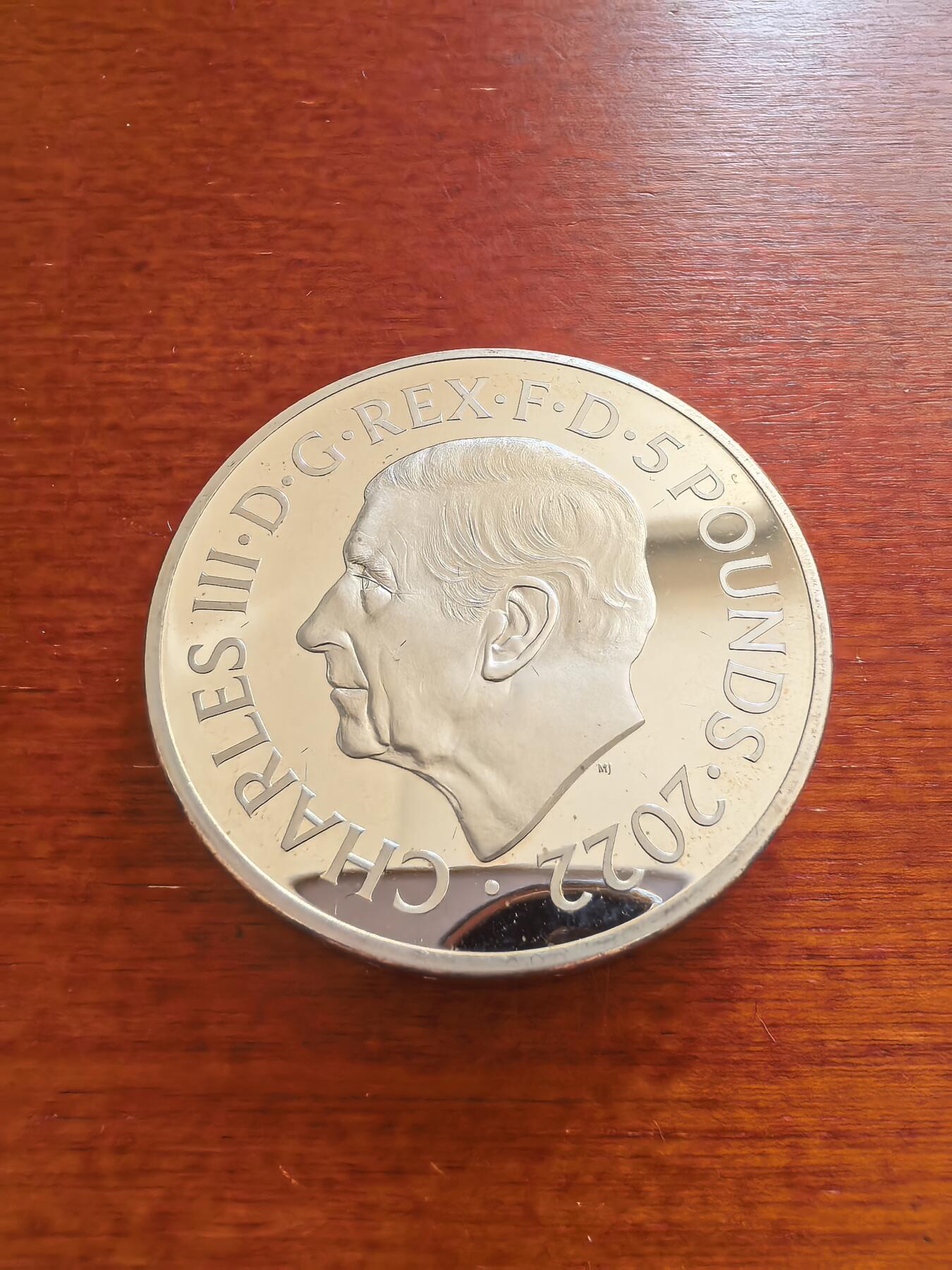 长老汇蛇年精选第九十三场拍卖 2022英国伊丽莎白女王去世5英镑精制加厚银币，56.56克925银，盒证全