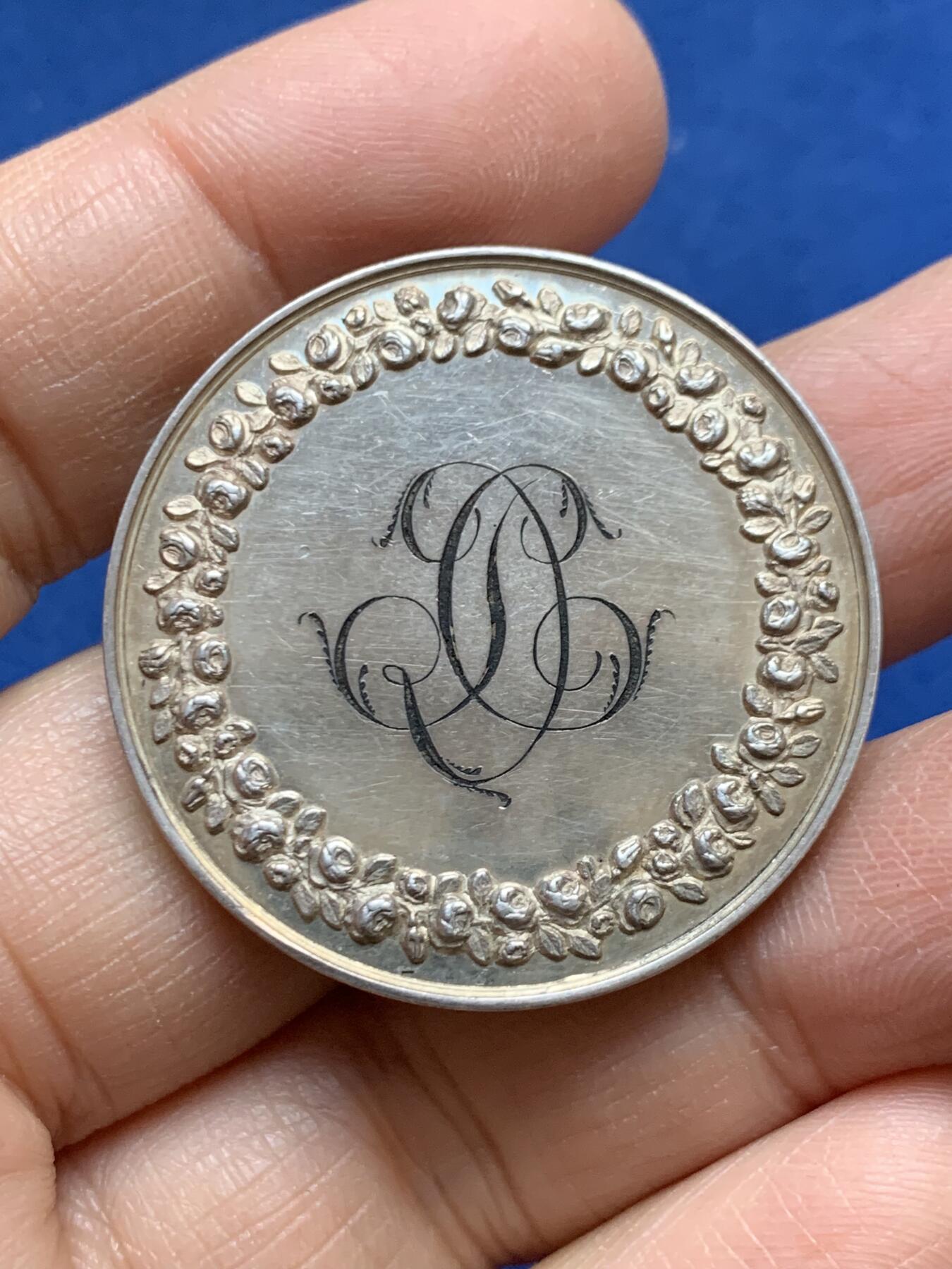 《竞宝斋》第456场 周日，周一，周二   3场连拍 （全场包邮）欢迎送拍 法国银质婚章 1857 手指银标 36.4mm 22.3克 巴黎造币厂雕铸法国婚庆主题纪念银章 950银 见证爱意永恒 收藏礼赠双相宜