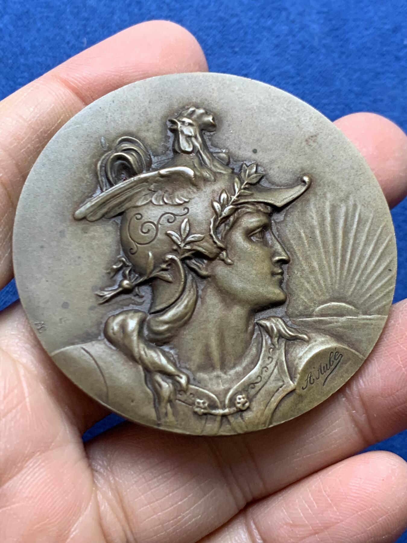 《竞宝斋》第456场 周日，周一，周二   3场连拍 （全场包邮）欢迎送拍 1936年法国油漆与玻璃企业家工会纪念铜章 公鸡头盔 高浮雕 68.35g 54.5mm 三角铜标 带盒