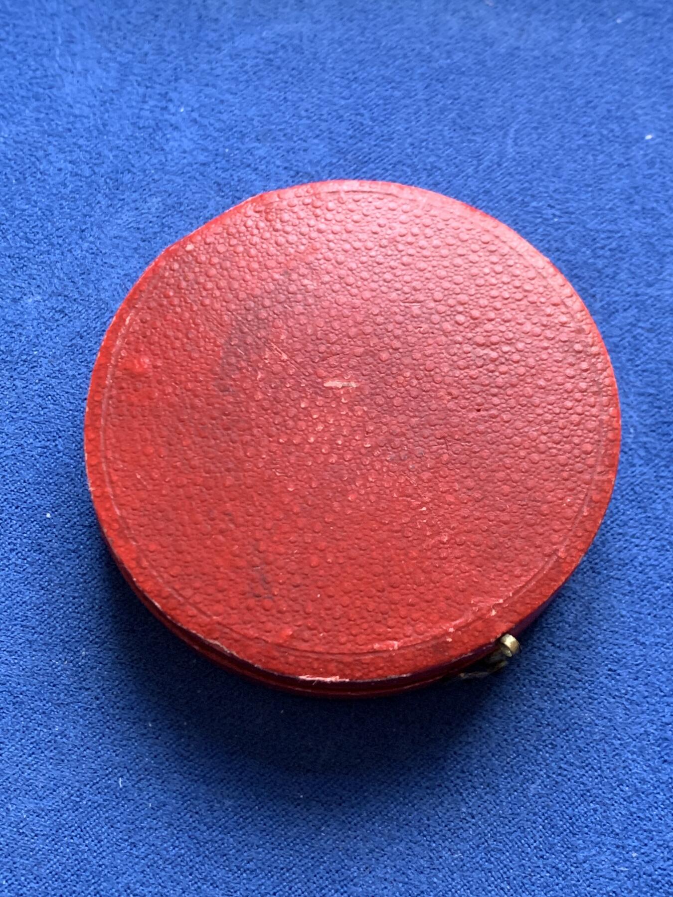 《竞宝斋》第456场 周日，周一，周二   3场连拍 （全场包邮）欢迎送拍 法国1872年反酗酒协会纪念铜章 带盒 63.2g 51mm 丰饶角铜标，无磕碰和划痕，光泽漂亮。这是19世纪在法国及欧美各地兴起的禁酒运动组织，旨在倡导减少或戒除酒精消费。