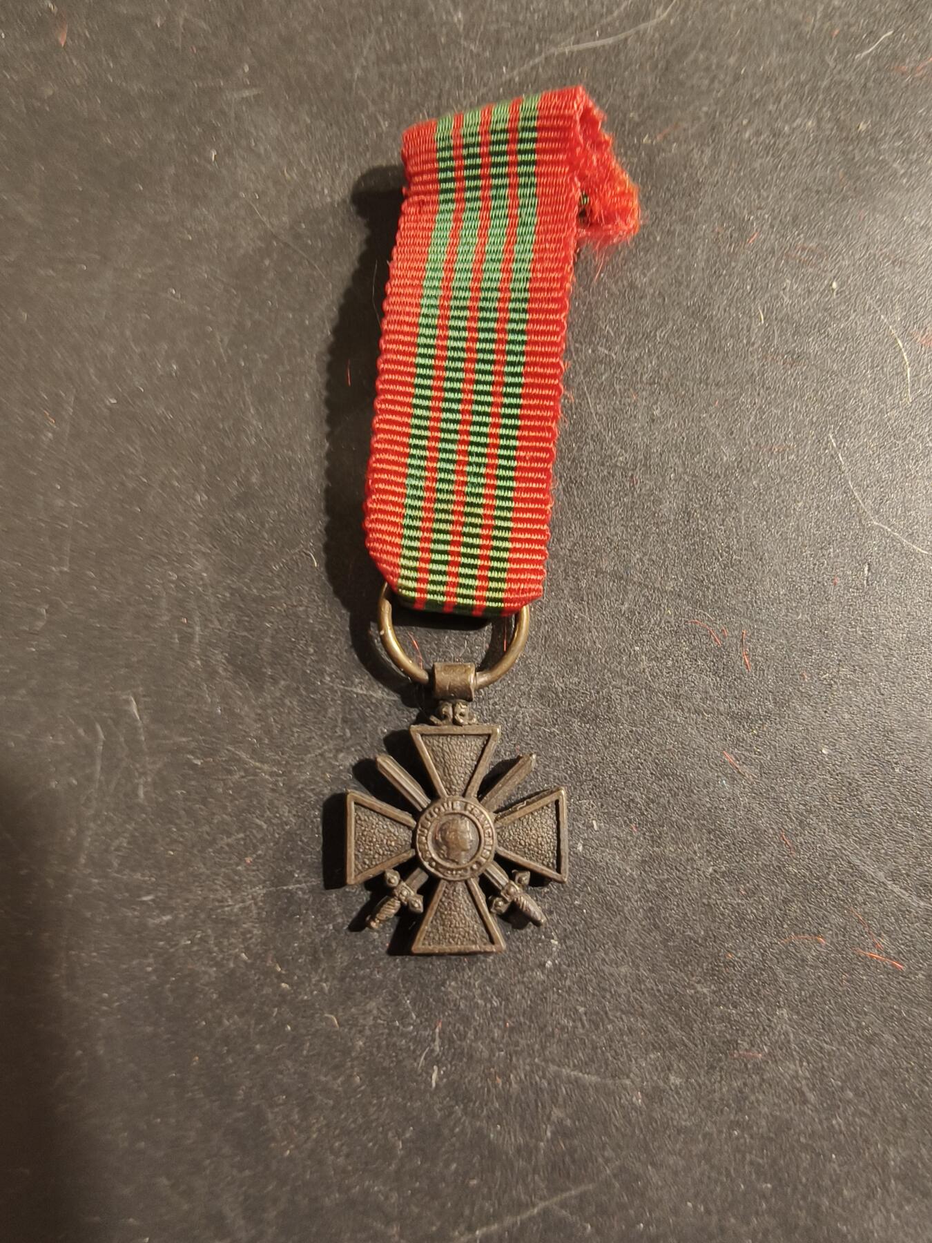 老王徽章第176期 法国二战战争十字奖章迷你章