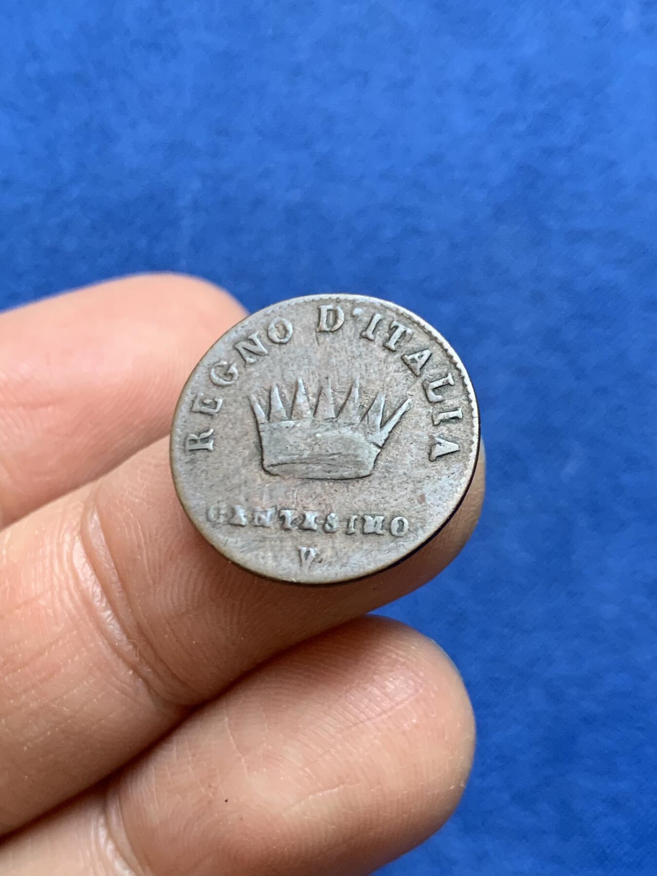 《竞宝斋》第456场 周日，周一，周二   3场连拍 （全场包邮）欢迎送拍 意大利 拿破仑王国 1808年 1分 铜币 稀少的V版 传世包浆 细节尚可 拿系币经典品种