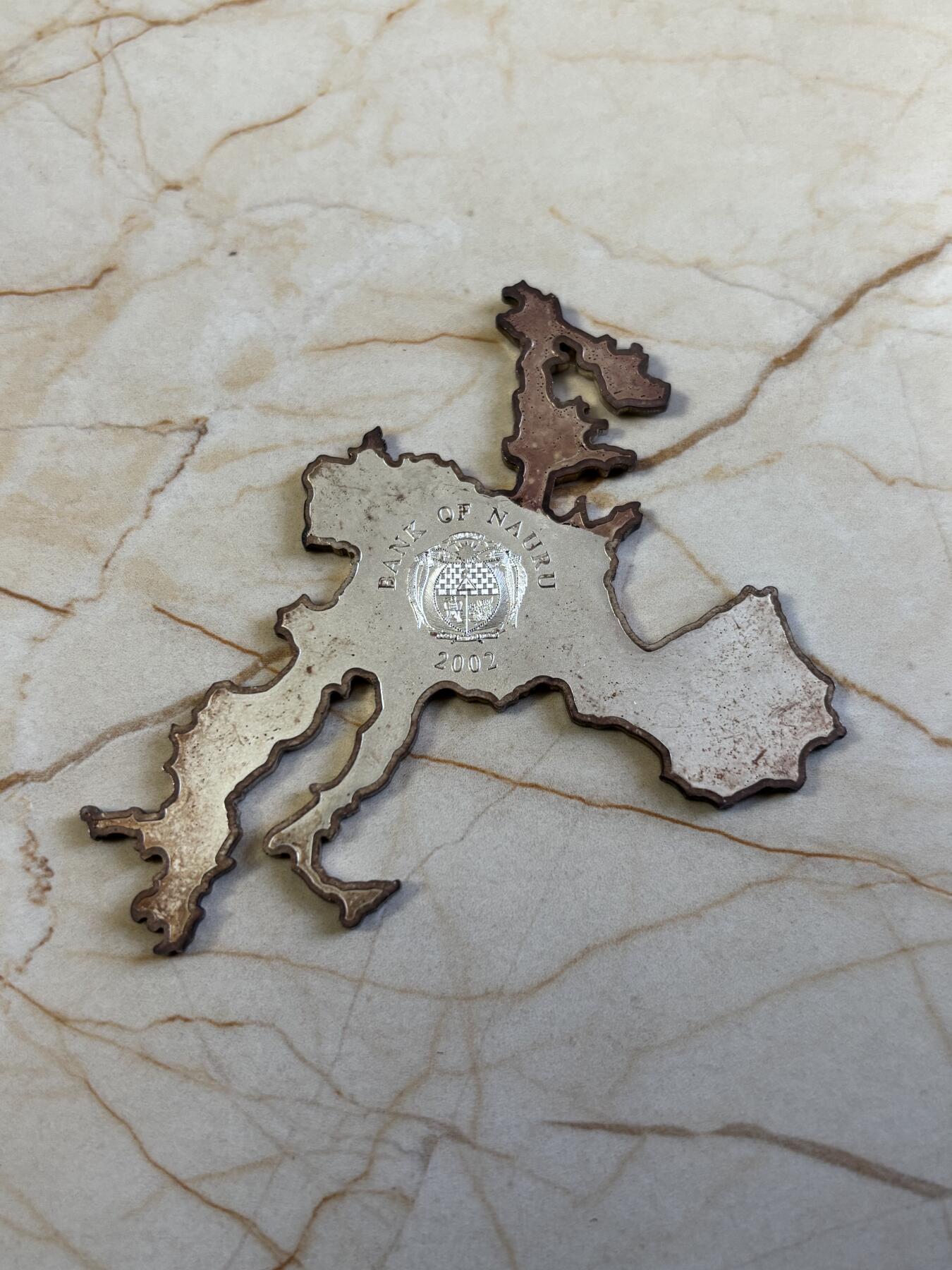 第187期拍卖 瑙鲁2002欧元成为欧洲正式货币异型地图镀金1盎司纪念银币 ，999银，有瑕疵