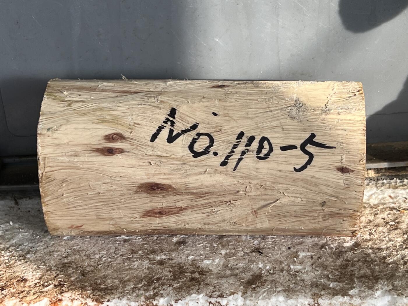 零元拍：  NO.110-5海南黄花梨原料。尺寸约125/60MM