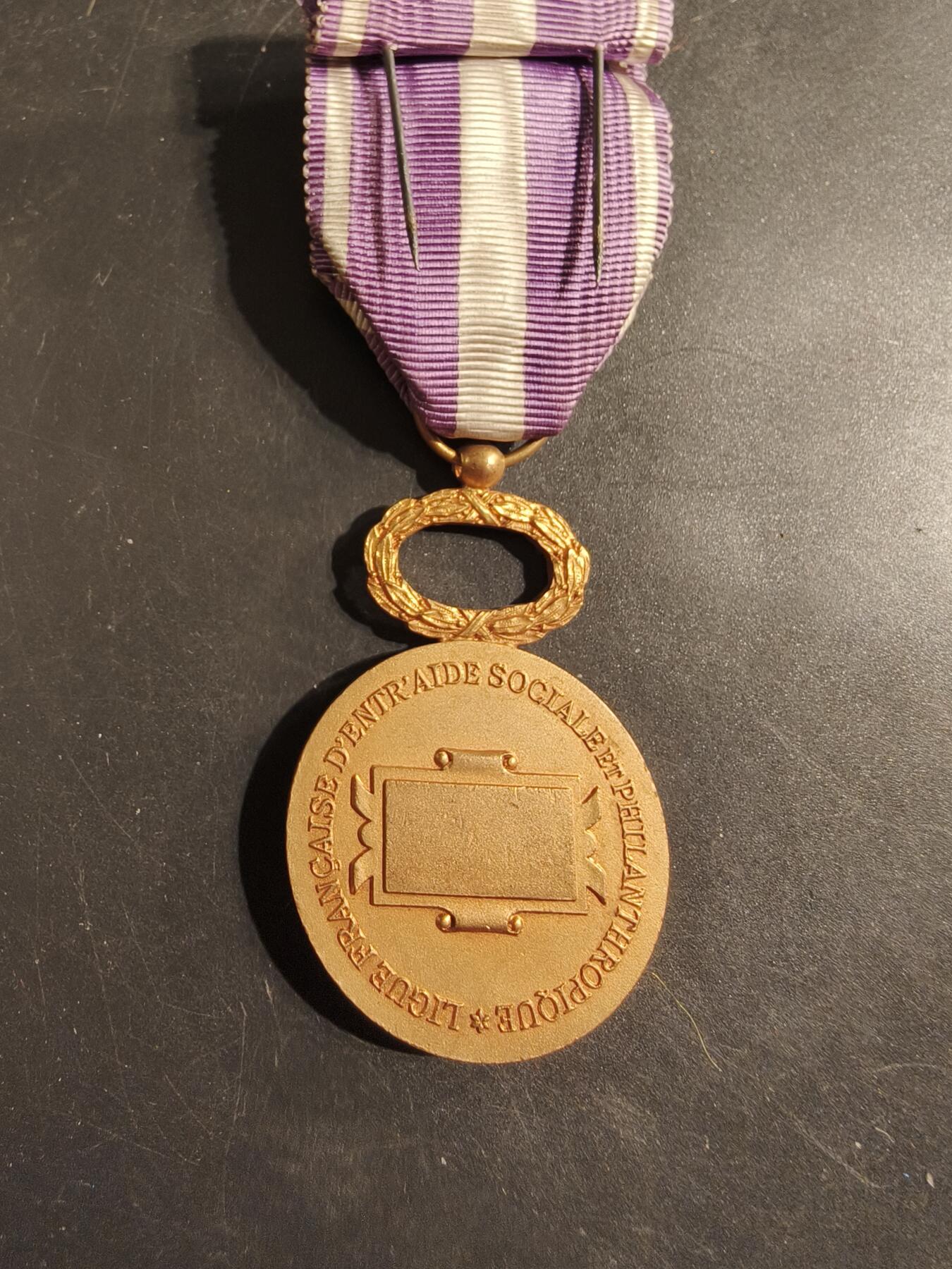 老王徽章第176期 法国金级军官级社会互助与慈善联盟奖章