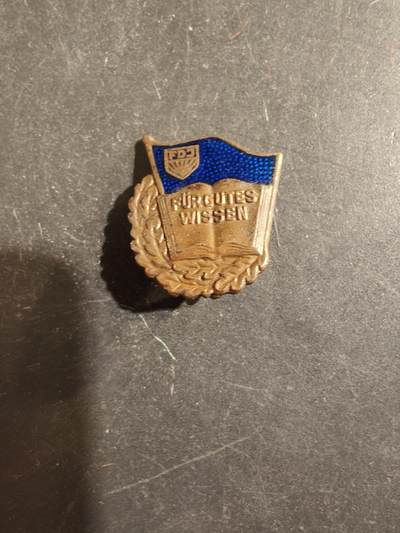 老王徽章第176期 - 东德自由德国青年联盟(FDJ) “良好知识”证章