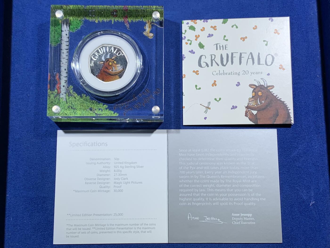 《竞宝斋》第456场 周日，周一，周二   3场连拍 （全场包邮）欢迎送拍 英国2019年咕噜牛50便士精致纪念彩色银币，925银，重量：8克，盒证齐全，发行量仅26420枚。