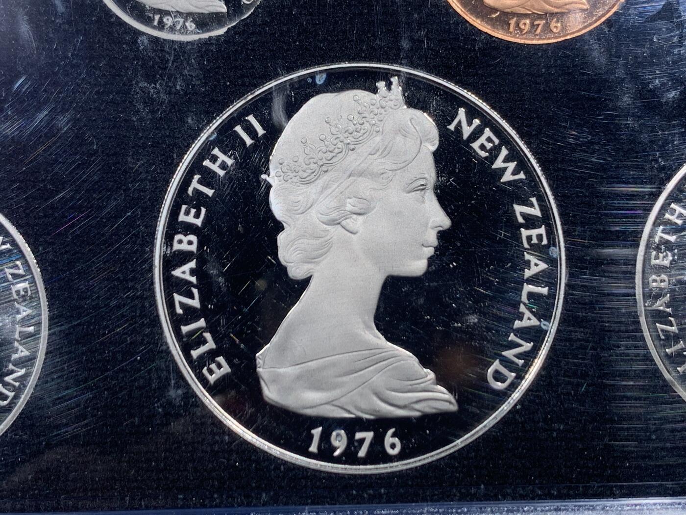 《竞宝斋》第456场 周日，周一，周二   3场连拍 （全场包邮）欢迎送拍 新西兰1976年官方精制套币 含1元精制币