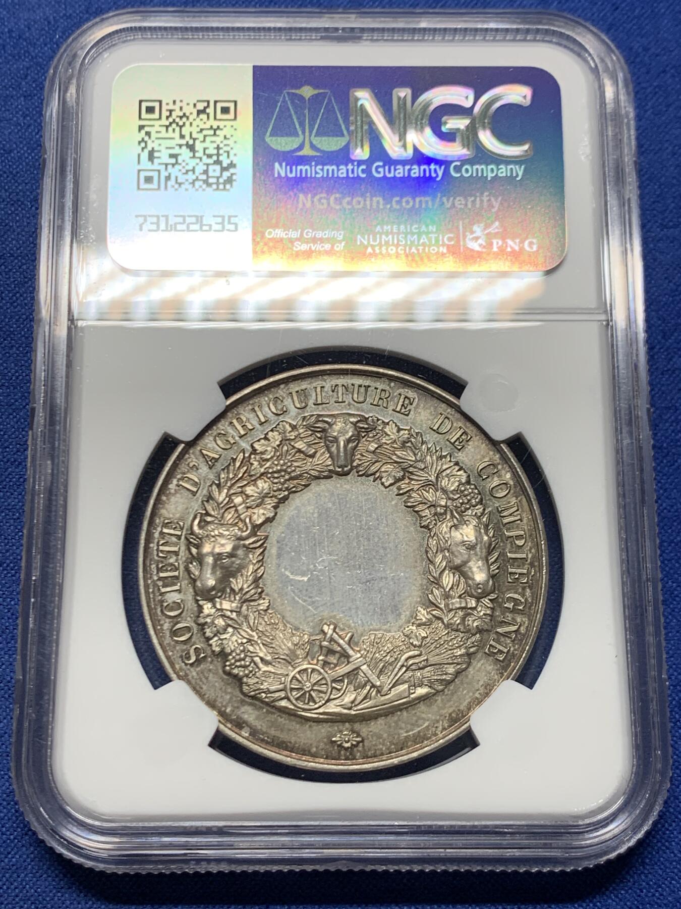 《竞宝斋》第456场 周日，周一，周二   3场连拍 （全场包邮）欢迎送拍 NGC MS63 法国贡比涅农业协会大银章，39mm大规格。清凉女神与三个捧花小天使，经典的图案。背面花环设计，繁复精美。老五彩，状态上佳