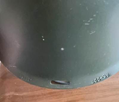 大猫徽章拍卖 第286期 罗马尼亚M73钢盔（罗马尼亚语：casca model 1973）是罗马尼亚社会主义共和国1973年列装的制式钢盔，是冷战时期罗马尼亚为摆脱苏联装备影响、彰显军事独立性的标志性装备，好品稀少带原盔罩（盔罩原始破损）头围54到58可调整。