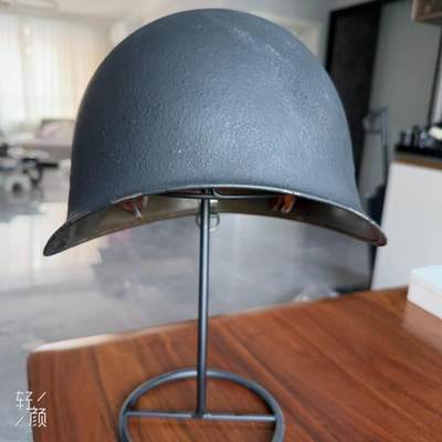 大猫徽章拍卖 第286期 - 瑞士M71钢盔是瑞士军队1971年列装的制式钢盔，1975年正式配发，黑色涂装是瑞士特殊部队的涂装，十分少见，头围可调整54到58之间。