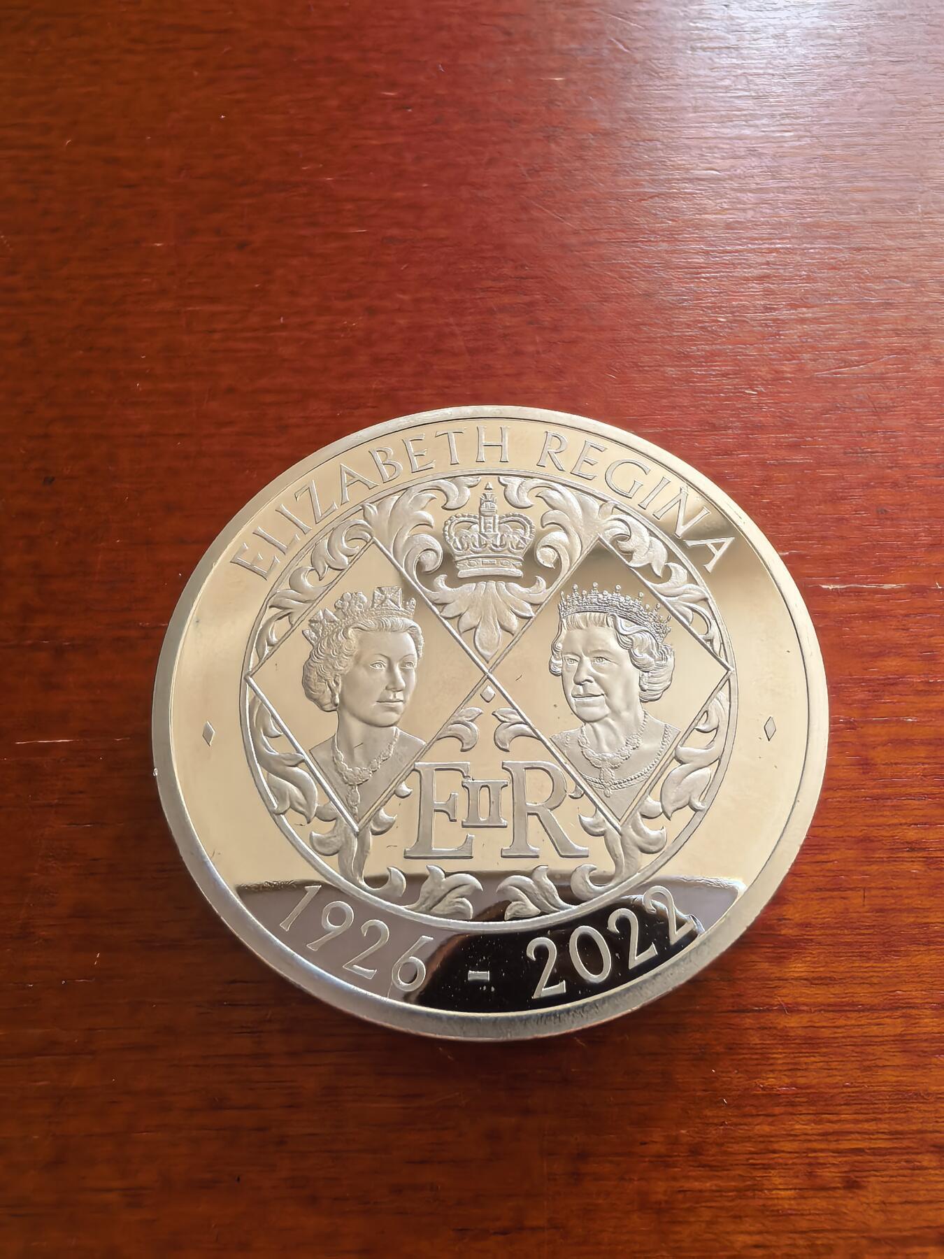 长老汇蛇年精选第九十三场拍卖 2022英国伊丽莎白女王去世5英镑精制加厚银币，56.56克925银，盒证全