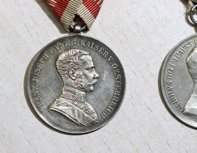 大猫徽章拍卖 第286期 奥匈帝国一战时期的勇敢奖章（Tapferkeitsmedaille），分别为弗朗茨·约瑟夫一世版与卡尔一世版，是奥匈帝国用于表彰作战英勇的军事勋章，均为银质。