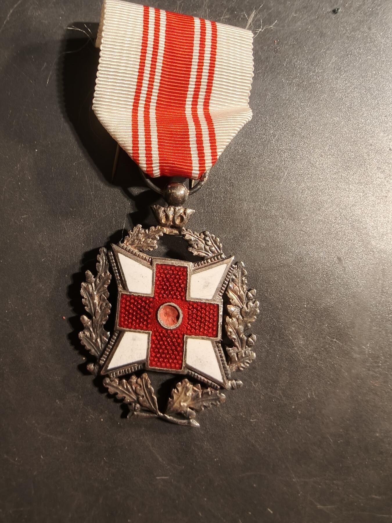 老王徽章第176期 比利时红十字会无偿献血纪念章   缺少中间芯片