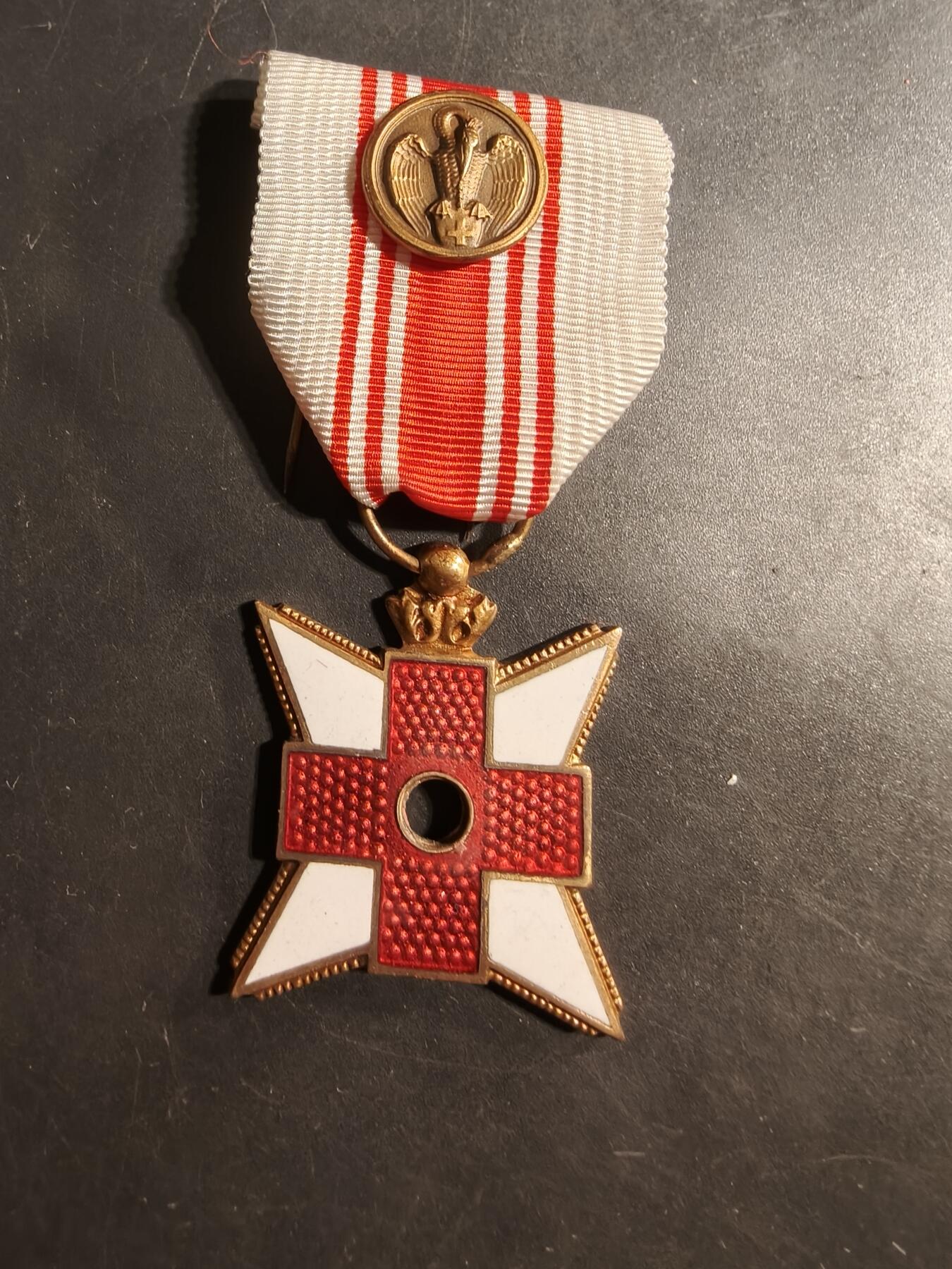 老王徽章第176期 比利时红十字会无偿献血纪念章   缺少中间芯片