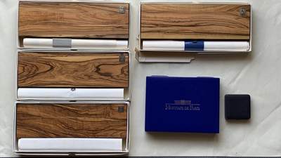 《竞宝斋》第456场 周日，周一，周二   3场连拍 （全场包邮）欢迎送拍 - 盒子6个一组 以色列裸币高档木盒收纳盒四个，尺寸直径约38毫米，带以前的装币的证书。一个法国高档钱币盒 带证书，外加一个单枚装 共6个