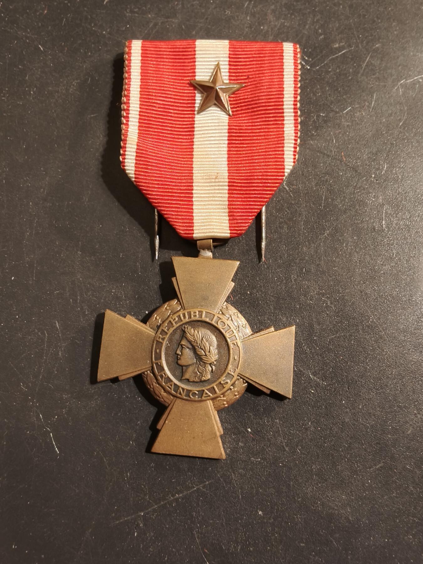 老王徽章第176期 法国战斗十字奖章   海外行动版   1铜星勋饰