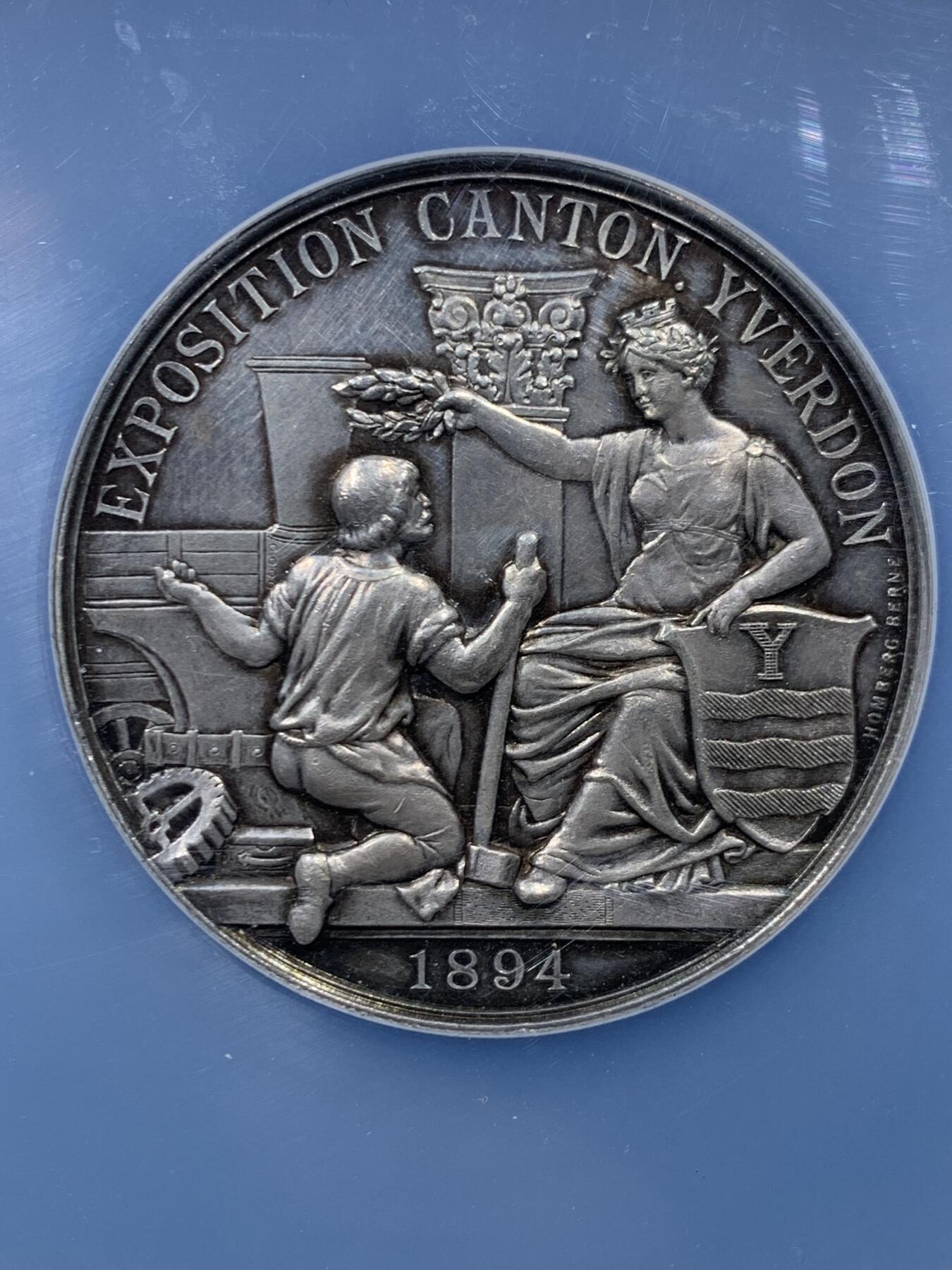 《竞宝斋》第456场 周日，周一，周二   3场连拍 （全场包邮）欢迎送拍 NGC MS62 瑞士 1894年 伊韦尔东 工业博览会大银章 加大加厚盒装 50mm大直径