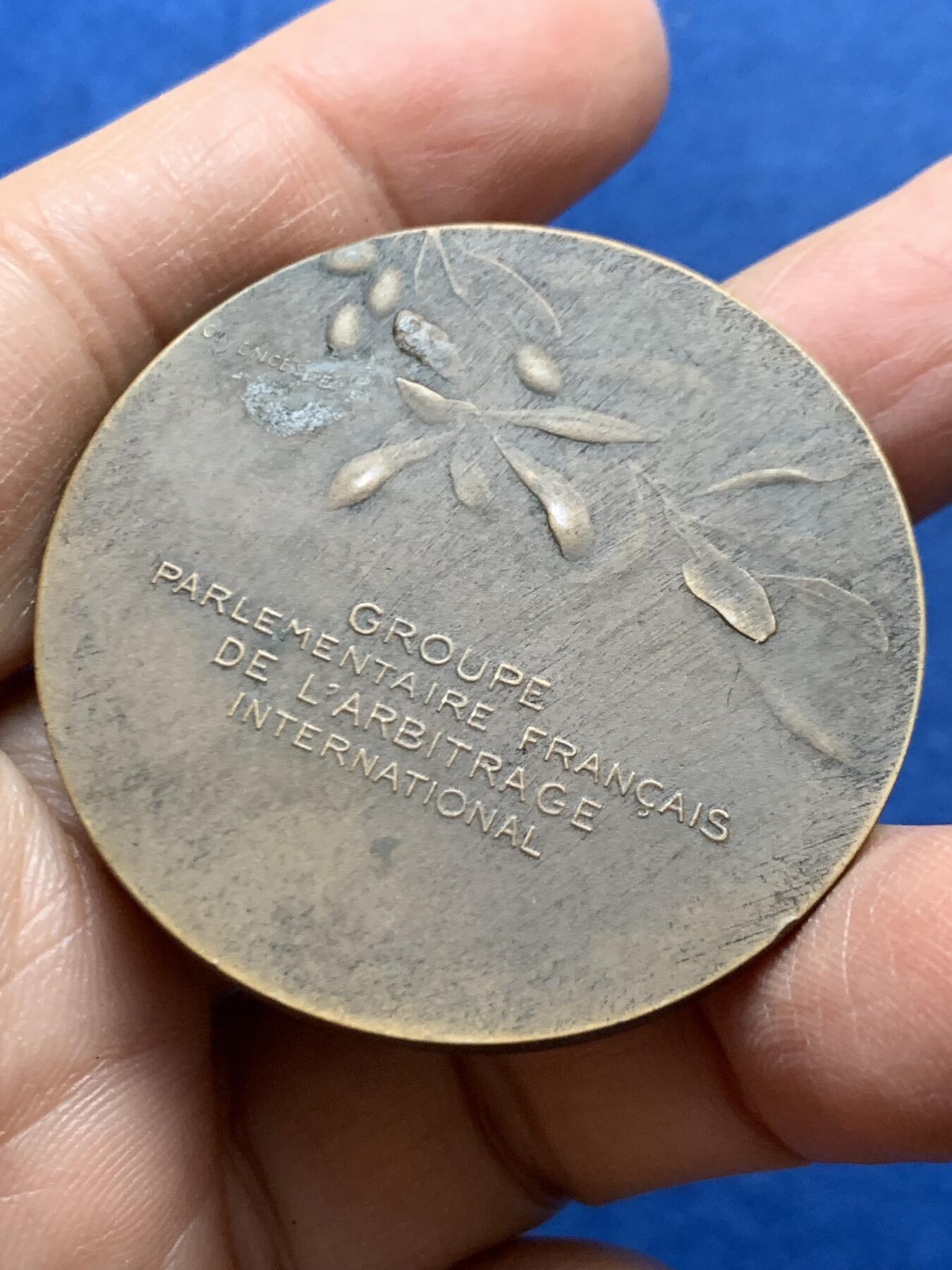 《竞宝斋》第456场 周日，周一，周二   3场连拍 （全场包邮）欢迎送拍 名家Yencesse作品 “宁静之吻”铜章 41.9克 45.3mm 带盒