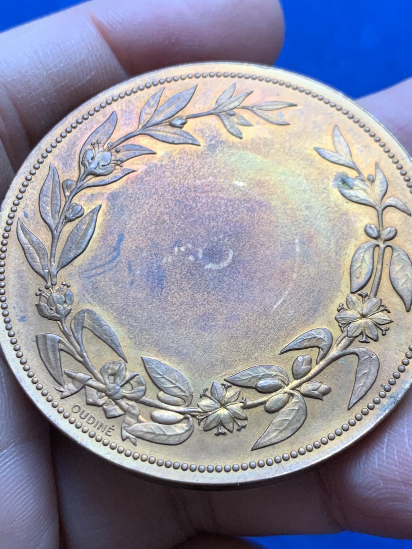 《竞宝斋》第456场 周日，周一，周二   3场连拍 （全场包邮）欢迎送拍 法国1872年反酗酒协会纪念铜章 带盒 63.2g 51mm 丰饶角铜标，无磕碰和划痕，光泽漂亮。这是19世纪在法国及欧美各地兴起的禁酒运动组织，旨在倡导减少或戒除酒精消费。