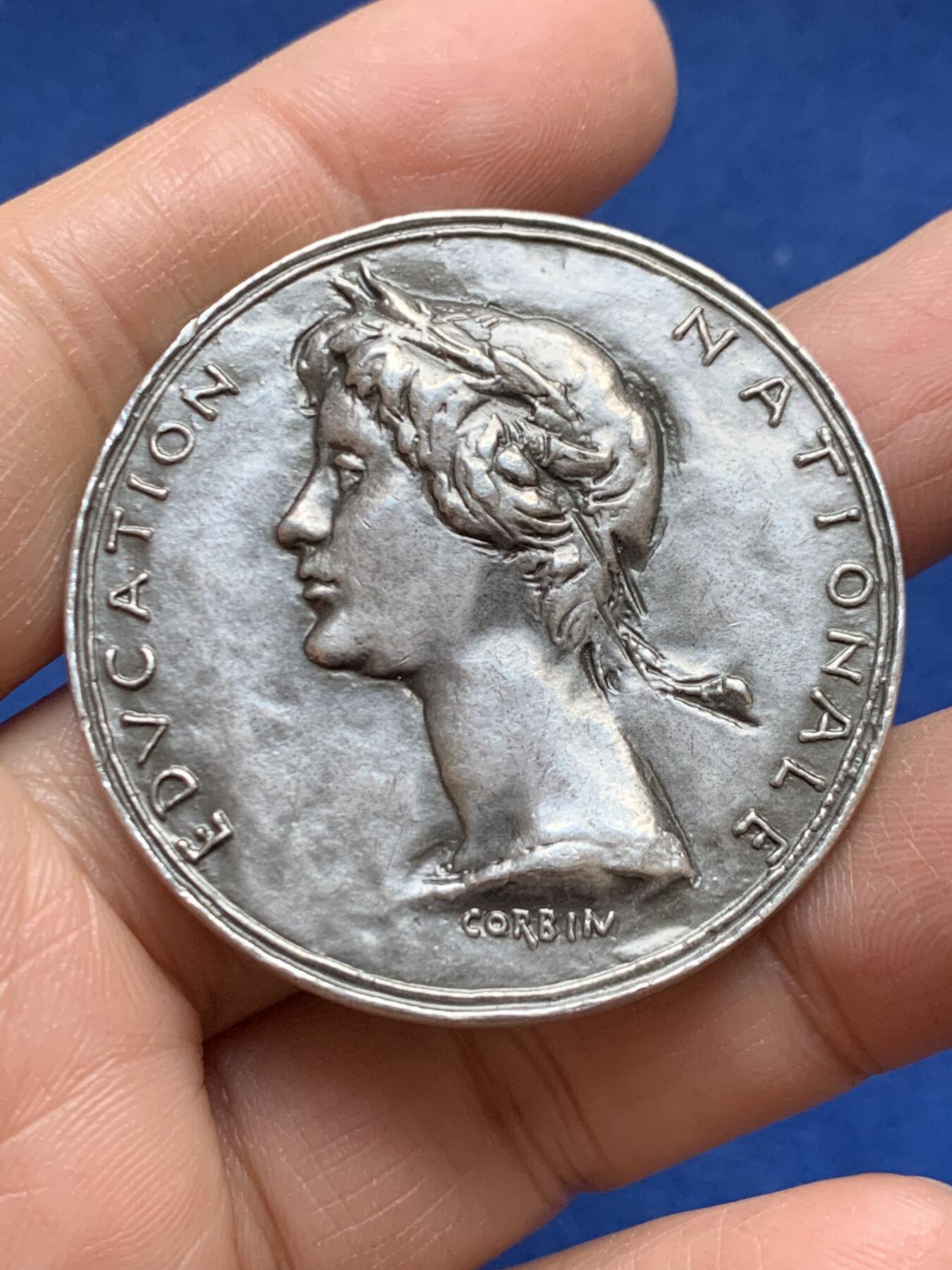 《竞宝斋》第456场 周日，周一，周二   3场连拍 （全场包邮）欢迎送拍 法国国民教育纪念银章 1971 丰饶角1银标 42.8克 44.8mm