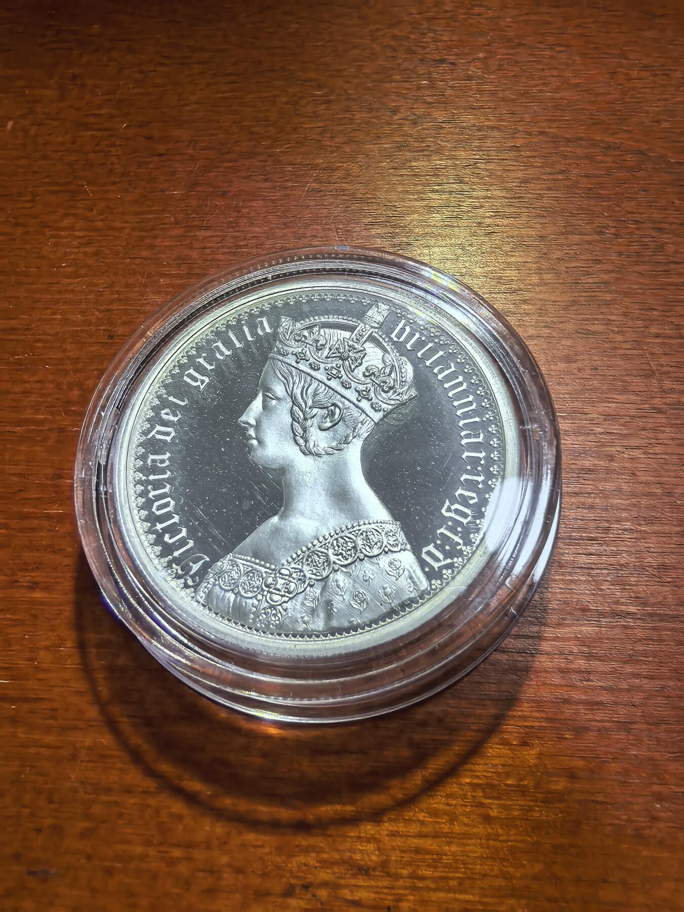 长老汇蛇年精选第九十三场拍卖 2021英国伟大的雕刻师系列维多利亚哥特肖像5英镑精制银币，2盎司999银，3750枚，盒证全