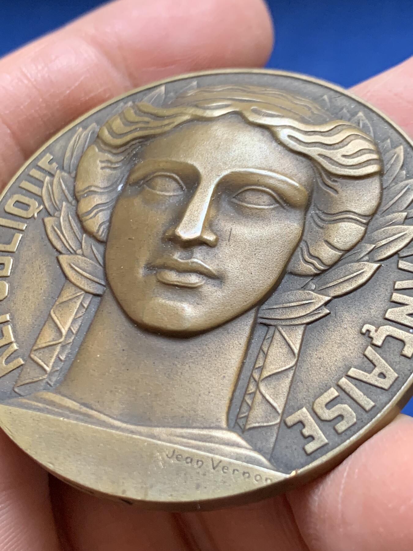 《竞宝斋》第456场 周日，周一，周二   3场连拍 （全场包邮）欢迎送拍 法国古典女神铜章 Jean Vernon作品 57.5克 50mm 三角铜标