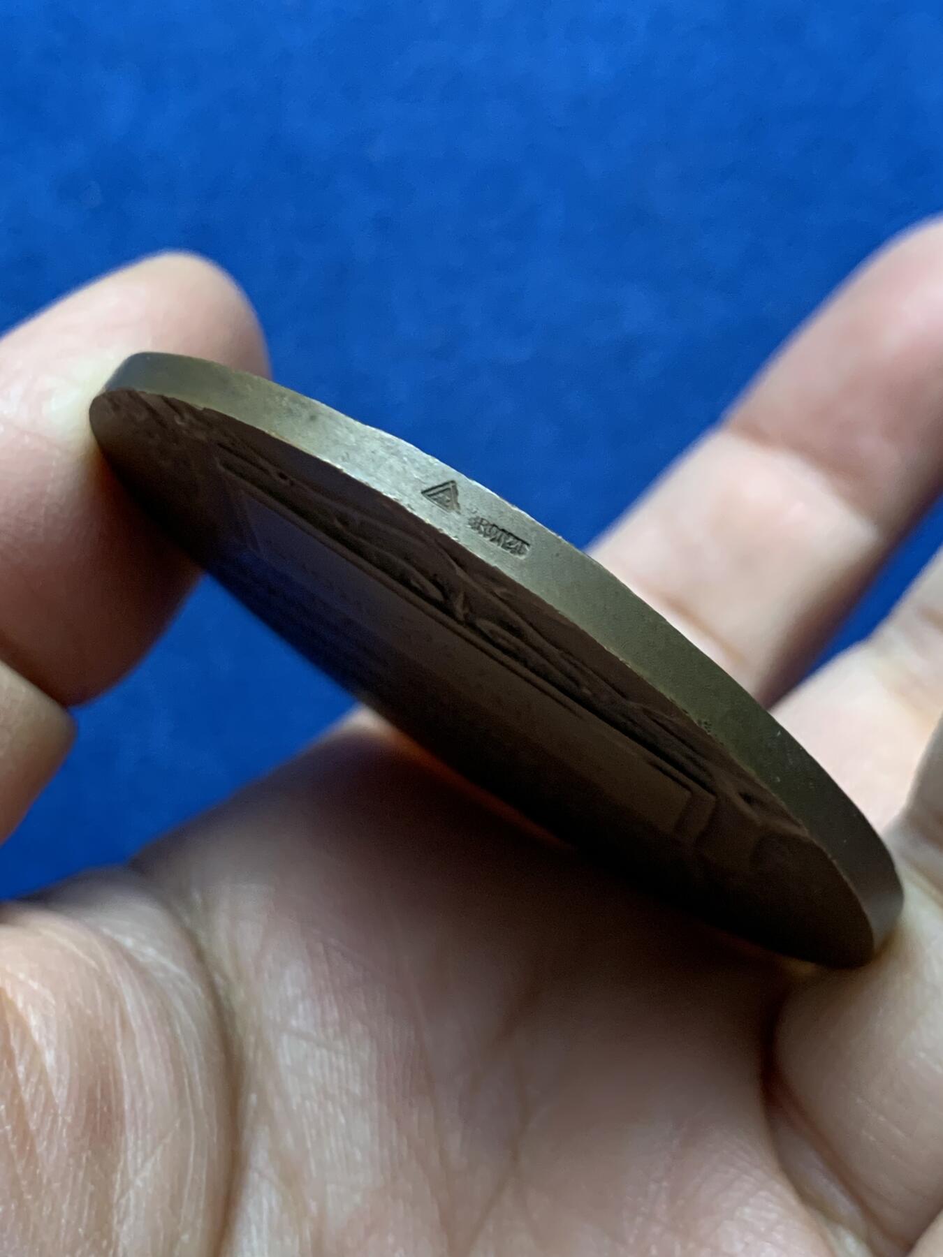 《竞宝斋》第456场 周日，周一，周二   3场连拍 （全场包邮）欢迎送拍 1936年法国油漆与玻璃企业家工会纪念铜章 公鸡头盔 高浮雕 68.35g 54.5mm 三角铜标 带盒