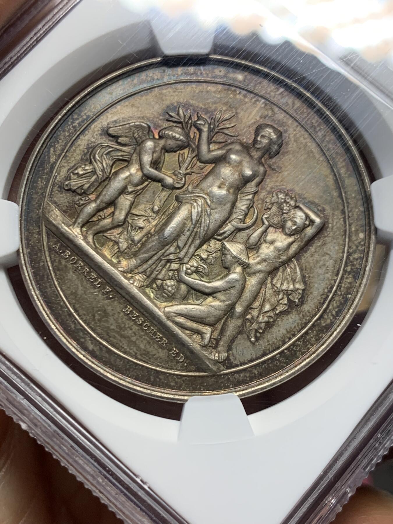 《竞宝斋》第456场 周日，周一，周二   3场连拍 （全场包邮）欢迎送拍 NGC MS63 法国贡比涅农业协会大银章，39mm大规格。清凉女神与三个捧花小天使，经典的图案。背面花环设计，繁复精美。老五彩，状态上佳