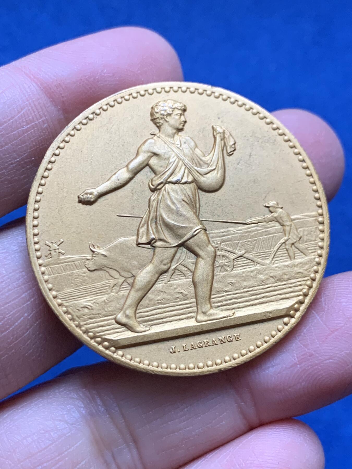 《竞宝斋》第456场 周日，周一，周二   3场连拍 （全场包邮）欢迎送拍 法国播种者镀金铜章 带盒  37.2g 41.2mm 丰饶角铜标。J.lagrange作品，法国农业部发行，镀金版本少见。