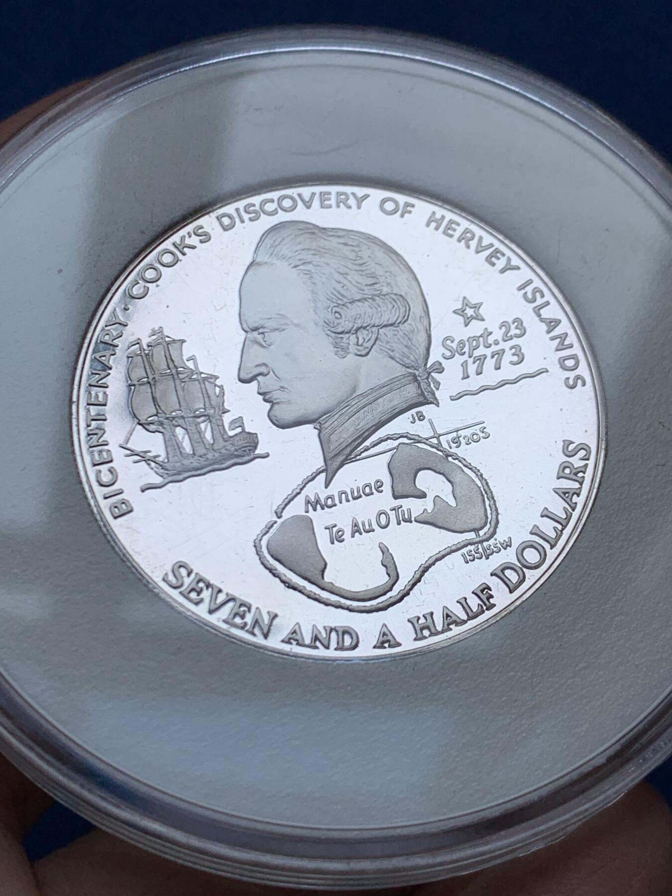《竞宝斋》第456场 周日，周一，周二   3场连拍 （全场包邮）欢迎送拍 两枚一组 库克群岛1974 精制银币 925银 詹姆斯·库克船长第二次太平洋航行2.5元 27克 37.7毫米 + 赫维群岛发现200周年7.5元 34克 41.7毫米