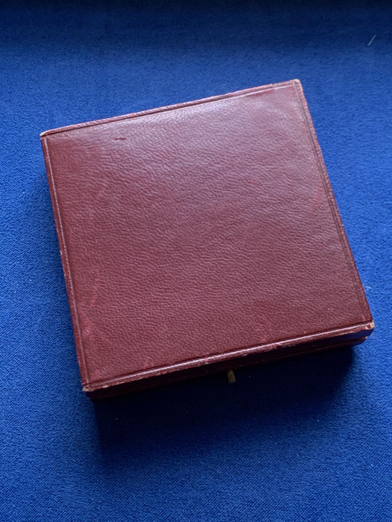 《竞宝斋》第456场 周日，周一，周二   3场连拍 （全场包邮）欢迎送拍 法国建筑和公共工程颁发纪念大银章 125.2克 59.3mm 丰饶角1银标 带盒