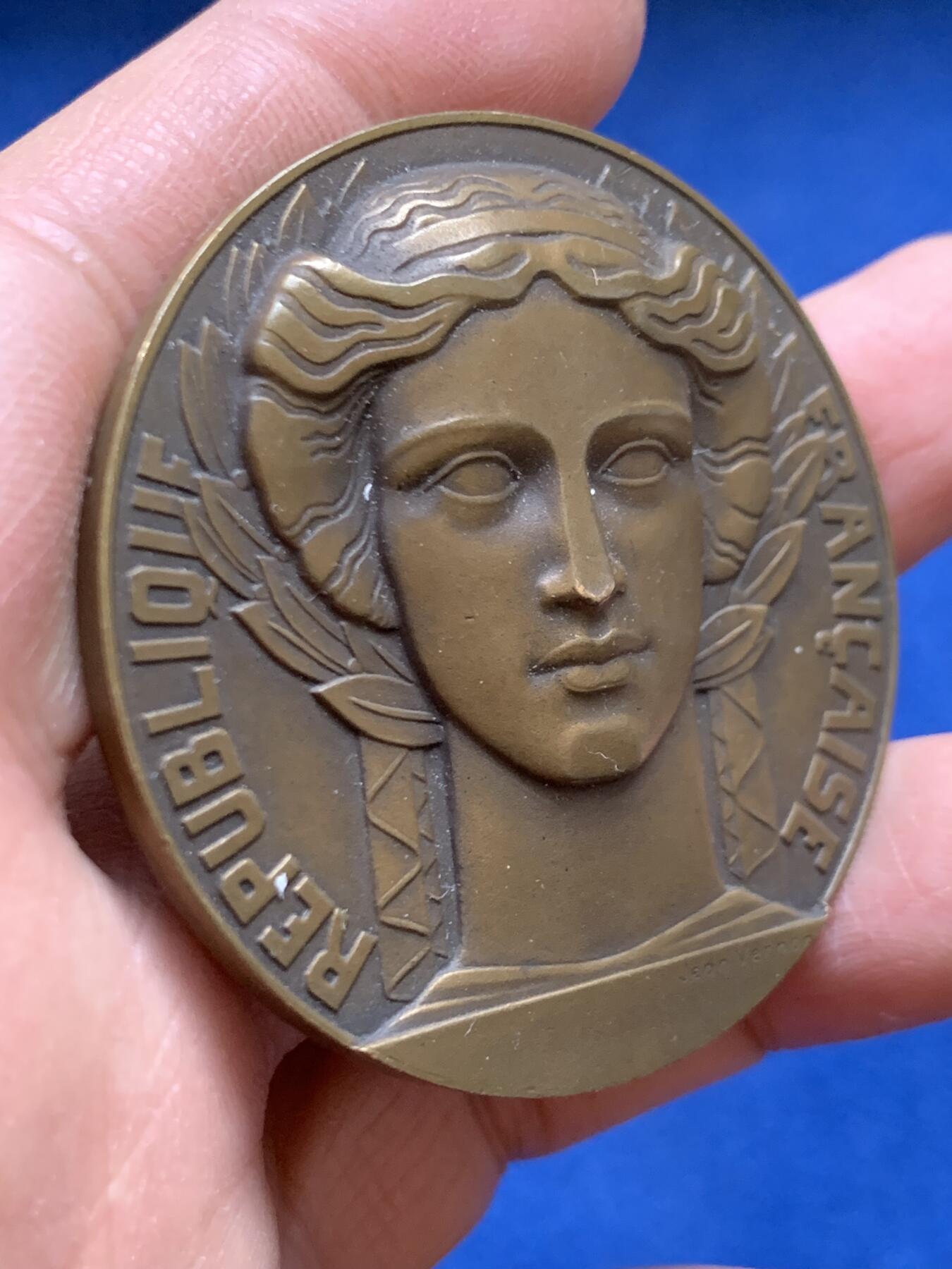 《竞宝斋》第456场 周日，周一，周二   3场连拍 （全场包邮）欢迎送拍 法国古典女神铜章 Jean Vernon作品 57.5克 50mm 三角铜标