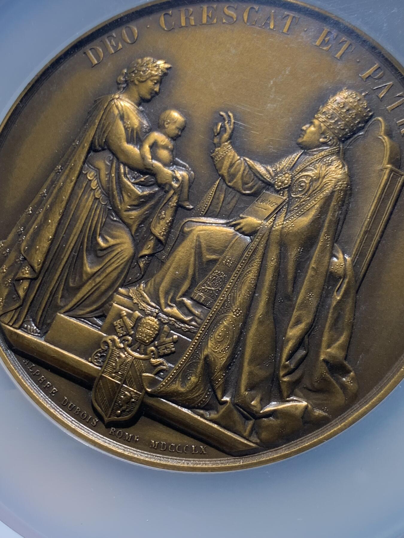 《竞宝斋》第456场 周日，周一，周二   3场连拍 （全场包邮）欢迎送拍 NGC MS61BN 法国拿破仑三世与欧仁妮皇后在1980年为王子洗礼高浮雕大铜章 ，正面呈现拿破仑三世与欧仁妮皇后的左侧面肖像，人物细节刻画精细，经典纪念章藏品 ，该章直径70mm，加大加厚盒封装。