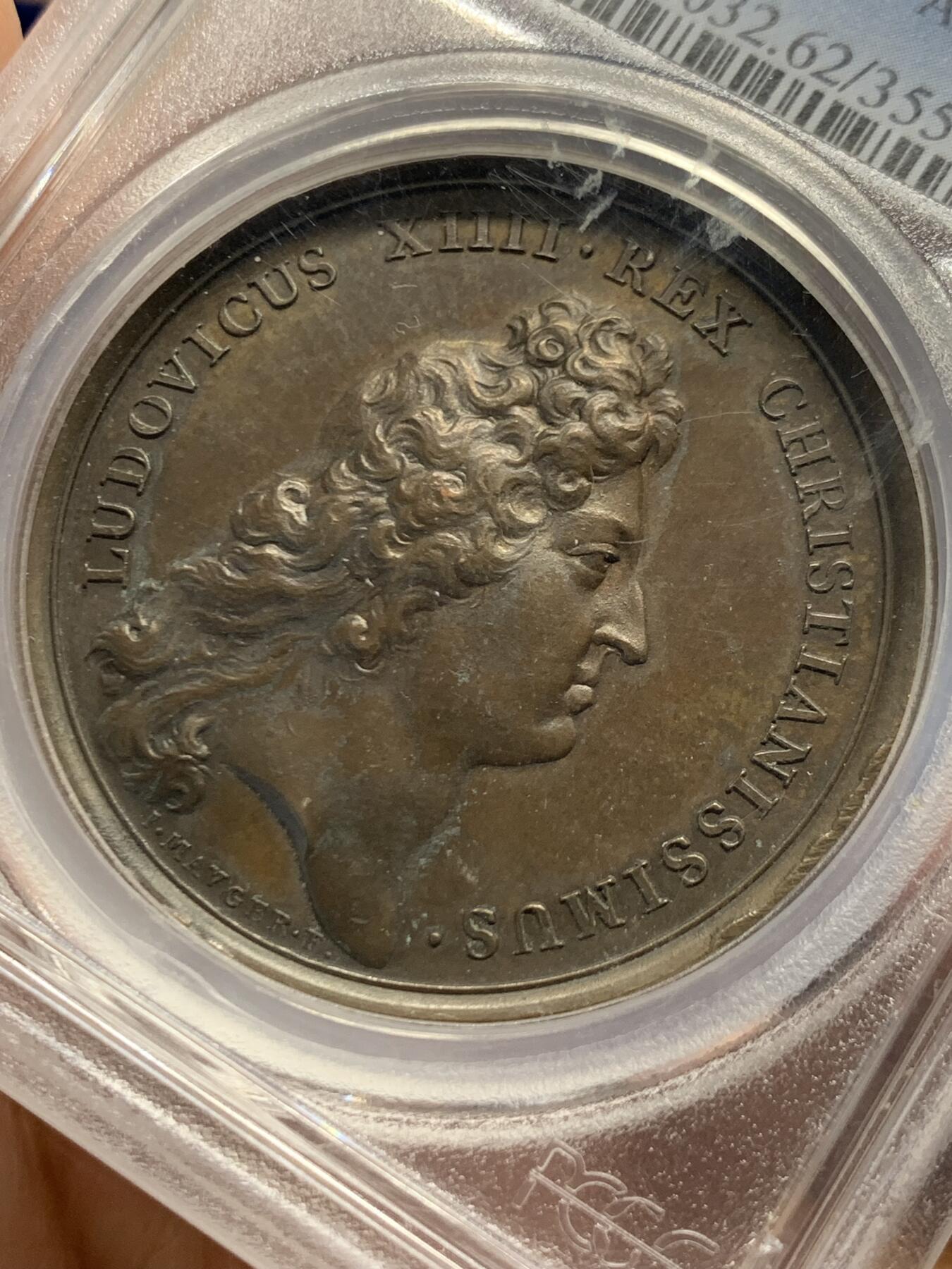 《竞宝斋》第456场 周日，周一，周二   3场连拍 （全场包邮）欢迎送拍 PCGS MS62BN 法国 路易十四“遗产战争胜利”经典战役纪念铜章，彩色包浆，背面为骑马征战图案，“以骑兵击溃敌军”的铭文，PCGS评级冠军分。加厚盒