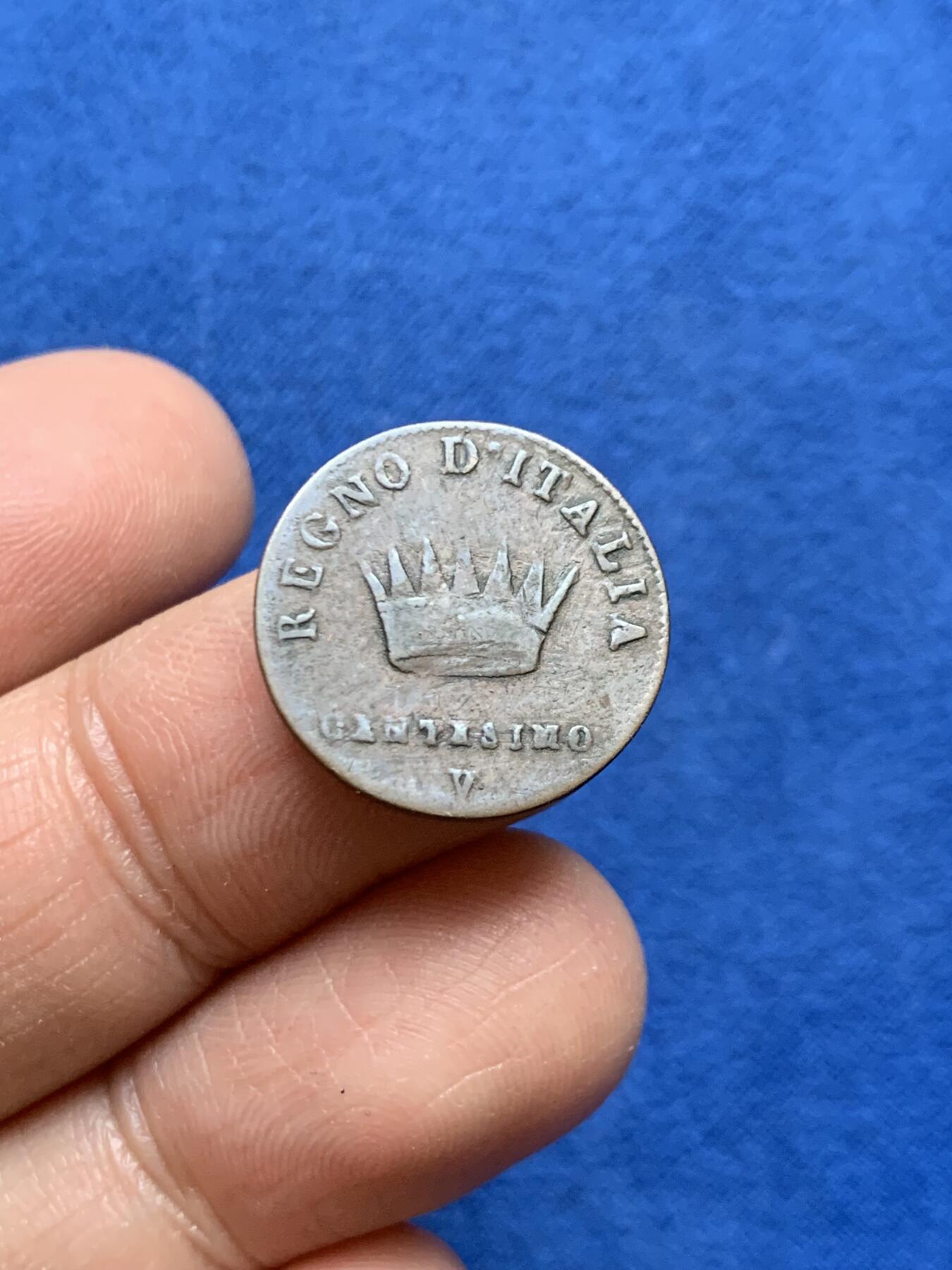 《竞宝斋》第456场 周日，周一，周二   3场连拍 （全场包邮）欢迎送拍 意大利 拿破仑王国 1808年 1分 铜币 稀少的V版 传世包浆 细节尚可 拿系币经典品种