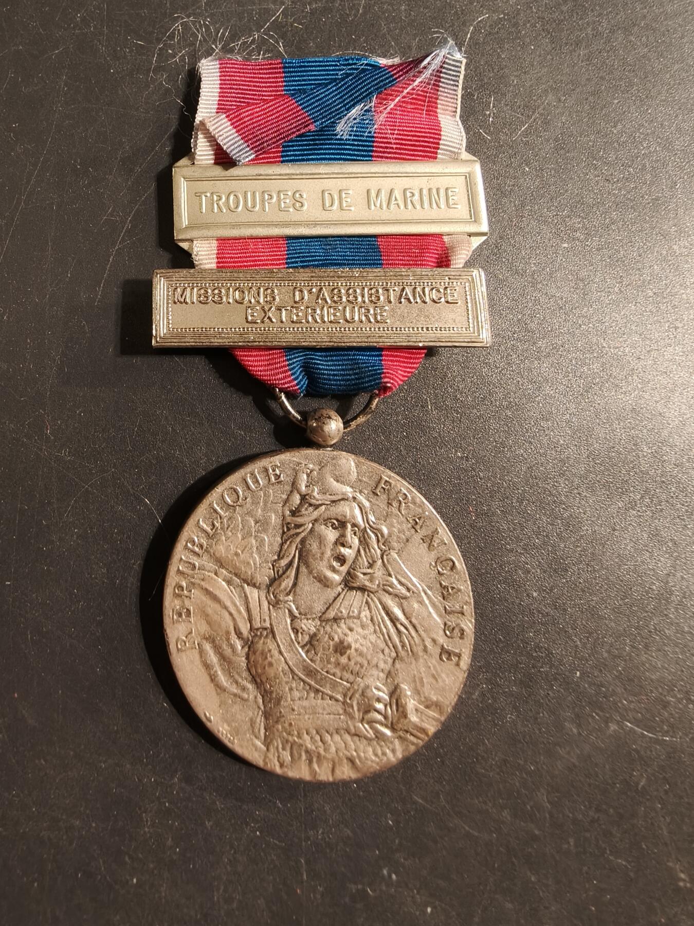 老王徽章第176期 法国银级国防服役奖章   海军陆战队、海外援助任务双勋条