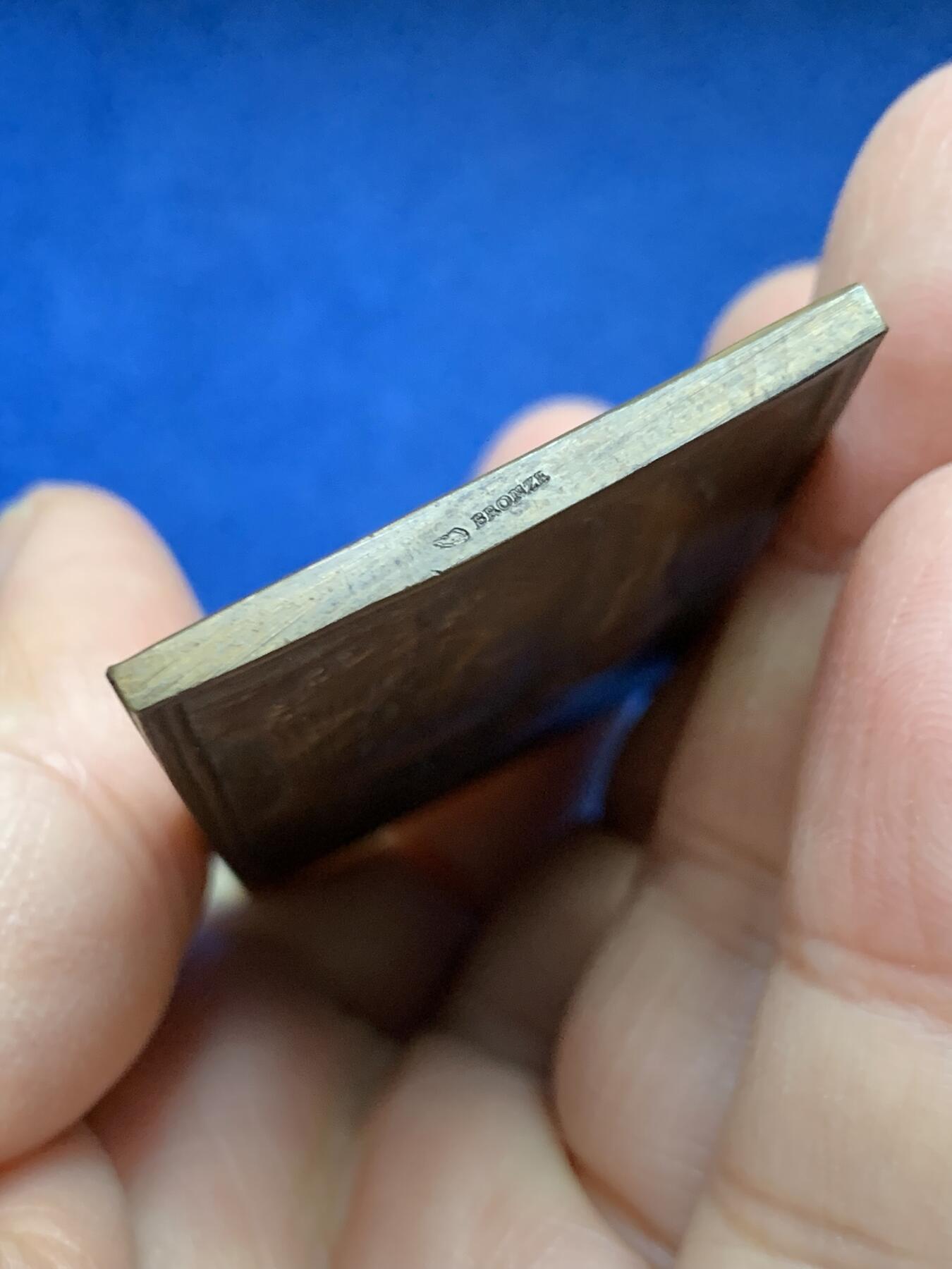 《竞宝斋》第456场 周日，周一，周二   3场连拍 （全场包邮）欢迎送拍 两枚一组 名家 DANIEL-DUPUIS 设计作品 主题对章：《鸟巢》与《泉源》 为杜普伊斯巅峰期作品，曾代表法国参加1900年巴黎世界博览会并获装饰艺术类金奖。58.15克，66*35.8mm；59.4克，65.5*37mm 版本细节见图