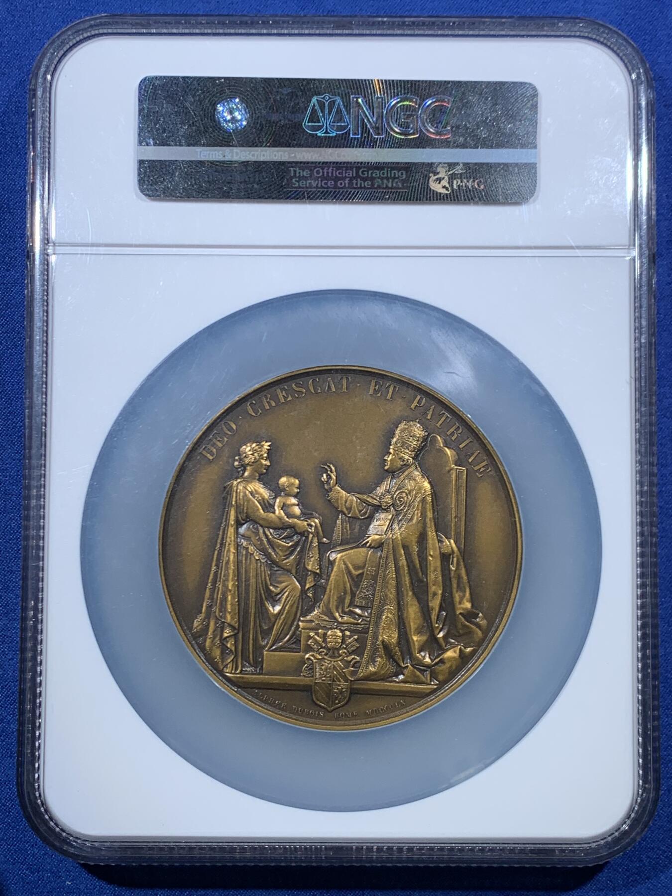 《竞宝斋》第456场 周日，周一，周二   3场连拍 （全场包邮）欢迎送拍 NGC MS61BN 法国拿破仑三世与欧仁妮皇后在1980年为王子洗礼高浮雕大铜章 ，正面呈现拿破仑三世与欧仁妮皇后的左侧面肖像，人物细节刻画精细，经典纪念章藏品 ，该章直径70mm，加大加厚盒封装。