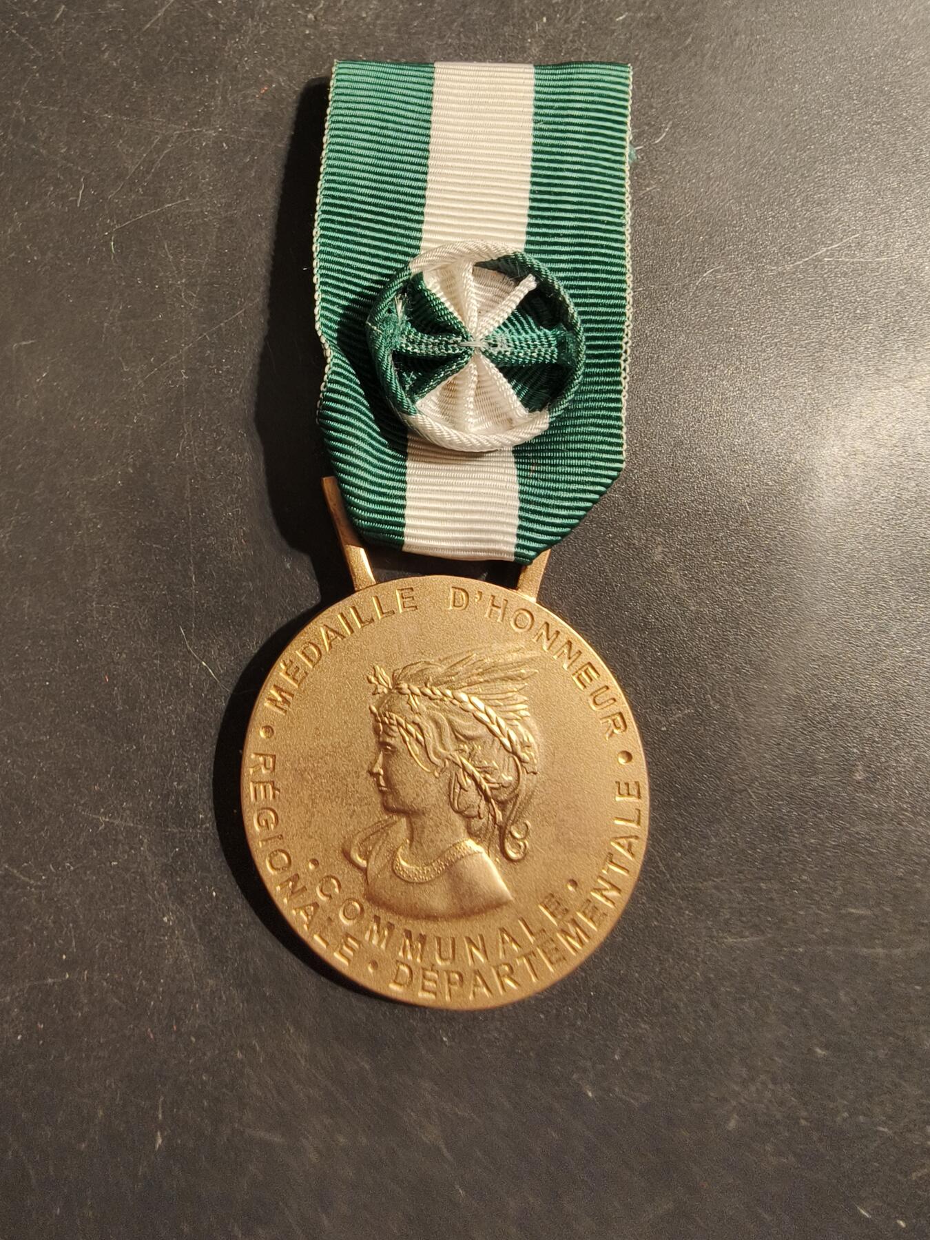 老王徽章第176期 法国金级军官级地方嘉奖奖章   2016年实发