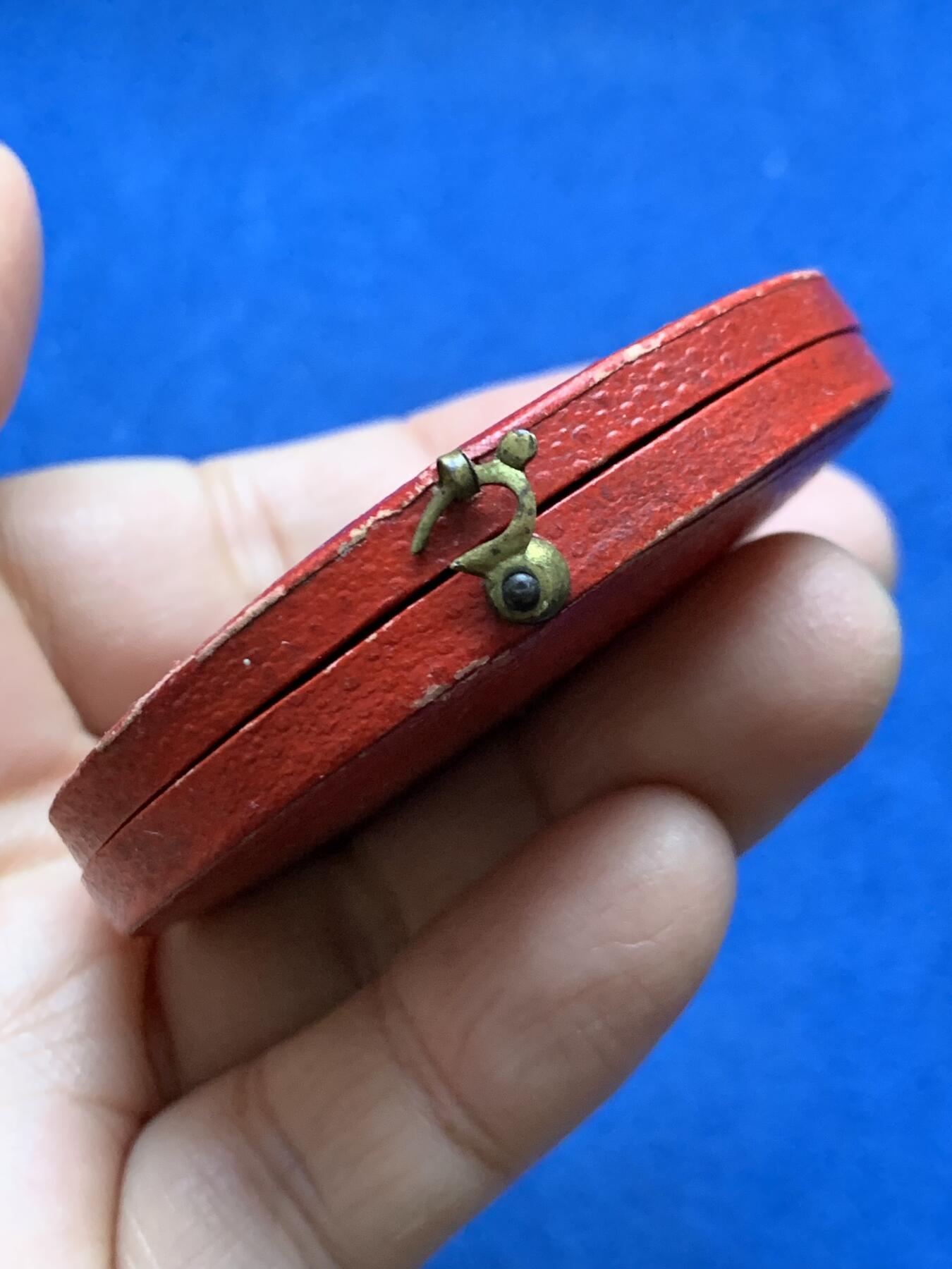 《竞宝斋》第456场 周日，周一，周二   3场连拍 （全场包邮）欢迎送拍 法国1872年反酗酒协会纪念铜章 带盒 63.2g 51mm 丰饶角铜标，无磕碰和划痕，光泽漂亮。这是19世纪在法国及欧美各地兴起的禁酒运动组织，旨在倡导减少或戒除酒精消费。