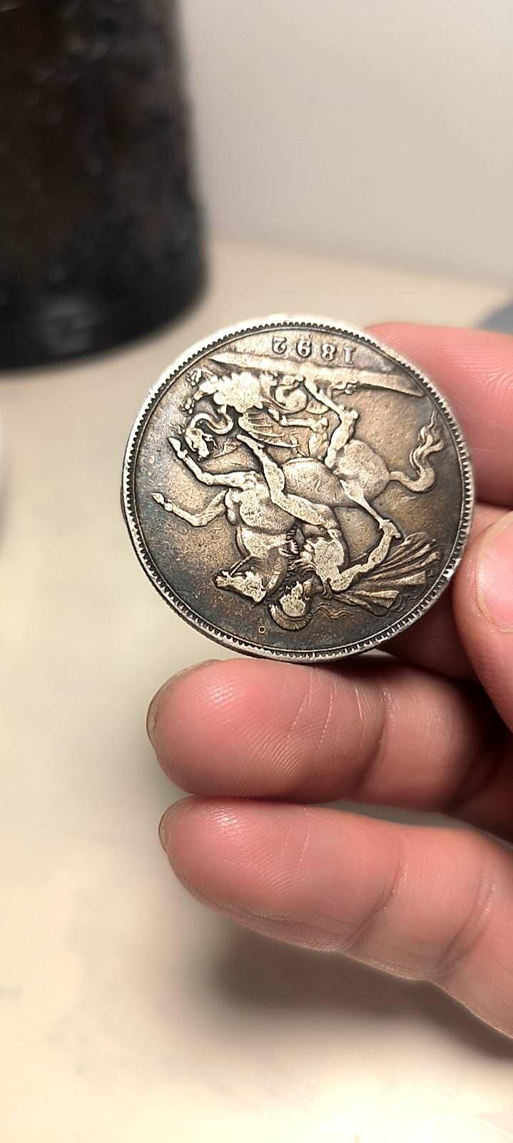 维多利亚高冠马剑银币