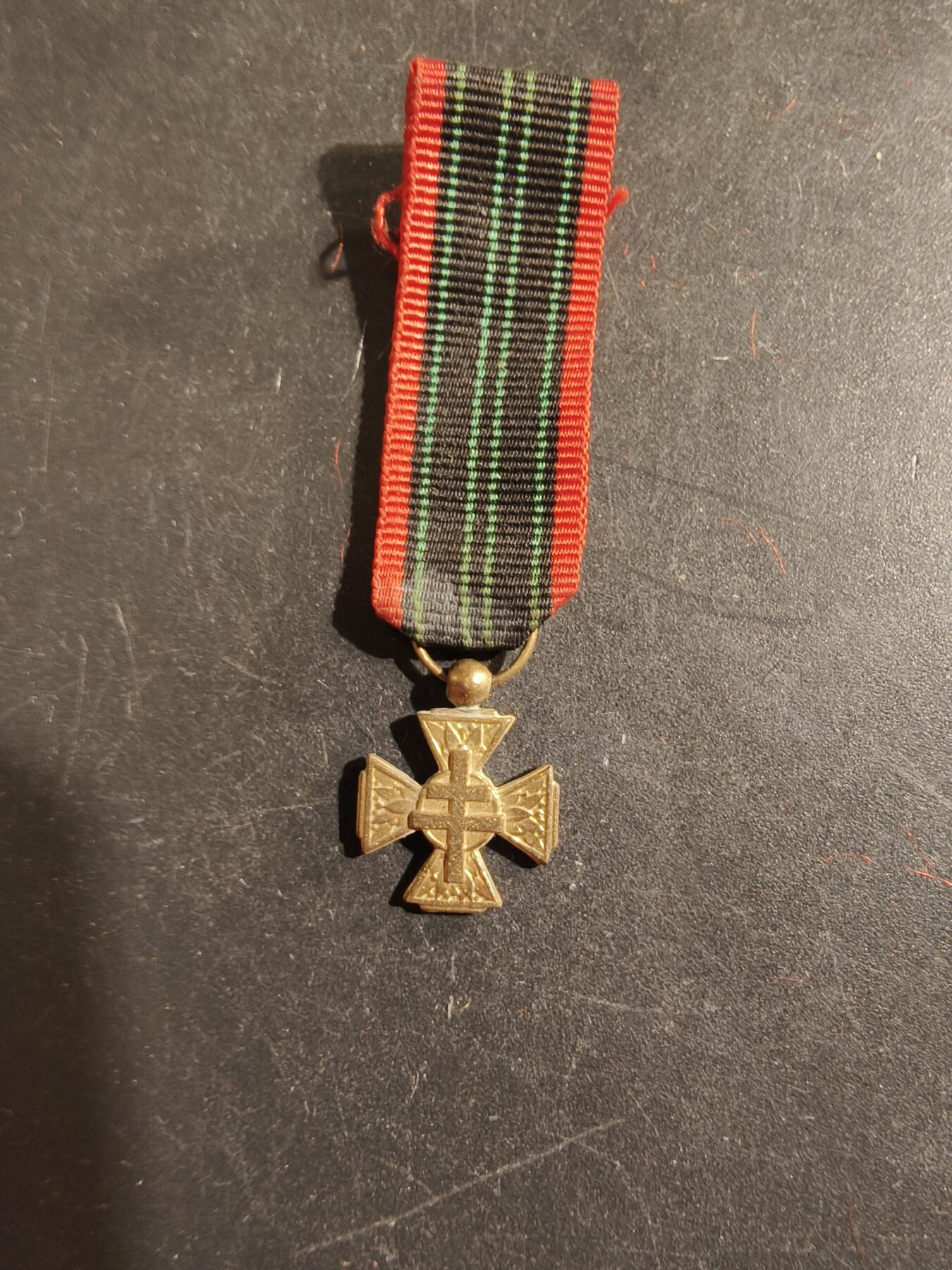 老王徽章第176期 自由法国二战志愿者服役十字奖章迷你章